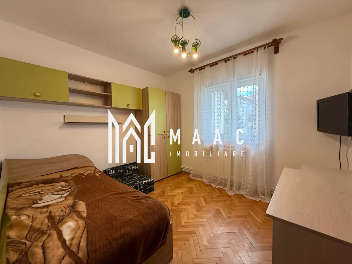 Apartament 3 camere | 2 bai | Renovat | Balcon | V. Aurie - MAAC Imobiliare propune atentiei dumneavoastra un apartament cu 3 camere renovat, complet mobilat si utilat, in zona Valea Aurie - Parcul Sub Arini.

Locuinta este situata etajul 4, are suprafata utila de 72mp si este alcatuita din living, 2 dormitoare, bucatarie, baie cu geam, grup sanitar de serviciu, debara, hol si balcon.

Aferent - spatiu de depozitare in pivnita.

Finisaje si mobilier de calitate buna, ambient placut.

Amplasamentul imobilului este avantajos, aflandu-se intr-o zina retrasa, linistita si foarte oxigenata, la 5 minute de mers pe jos de parcul Sub Arini, loc de joaca pentru copii, magazine, farmacii si banci.

Se percepe o chirie in avans si garantie in cuantumul unei chirii lunare. Se inchiriaza pe o perioada de minim 12 luni. Nu se accepta cu animale de companie. Disponibilitate imediata.

Pentru mai multe detalii sau pentru a programa o vizionare, va rugam specificati telefonic ID: CP2771370