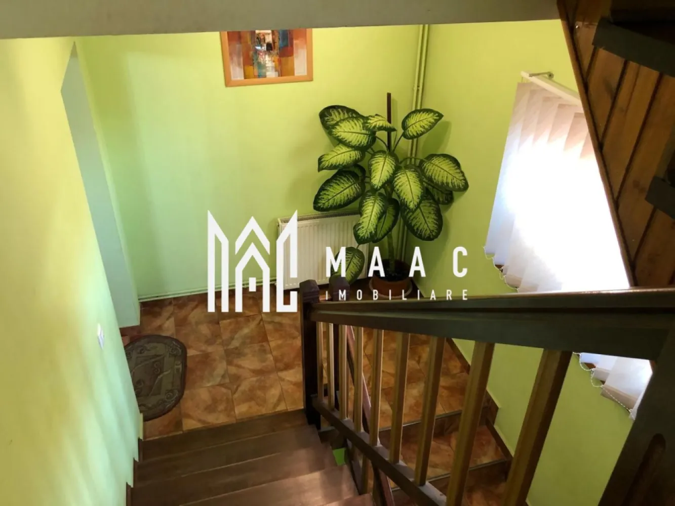 Casa Individuala 6 Camere I 2corpuri I 800 mp teren, Lazaret - MAAC Imobiliare vă propune spre vânzare o proprietate individuală, compusa din 2 imobile, cu CF-uri separate, amplasata in Sibiu, zona Lazaret(Balanta).
Construită în 2008, are suprafețe generoase și compartimentare practică, potrivită pentru o familie numeroasă, investiție sau locuință cu spații separate pentru mai multe generații.

Imobilul 1 dispune de 100 mp construiți pe nivel și un total de aproximativ 240 mp utili, oferind spațiu amplu și flexibilitate în utilizare. Casa beneficiază de curte privată de 400 mp, amenajată cu zonă de grătar, ideală pentru relaxare, activități în aer liber, timp petrecut cu familia.

Compartimentarea pe cele trei niveluri:
-Demisol: living, dormitor, baie
-Parter: 2 dormitoare, living spațios, baie, bucătărie
-Mansardă: living cu bucătărie open-space, baie
 
Imobilul 2 -pe un singur nivel, are 85mpu, 3 camere, bucatarie, baie. 400 mp teren.

Avantajele proprietății:
-casă individuală cu teren propriu
-suprafețe generoase și compartimentare ideală pentru două familii
-curte de 800 mp cu loc de grătar
-zonă Lazaret, cartier liniștit, aproape de centru și infrastructură
-potrivită pentru rezidență, investiție sau închiriere pe etaje

Zona Lazaret este una dintre cele mai căutate zone rezidențiale din Sibiu, oferind acces rapid către puncte de interes, transport public, magazine, centre comerciale și școli, ceea ce face ca această proprietate să reprezinte o alegere excelentă pentru o viață confortabilă.

Pentru mai multe detalii vă rugăm să menționați la telefon numărul CP2840320.