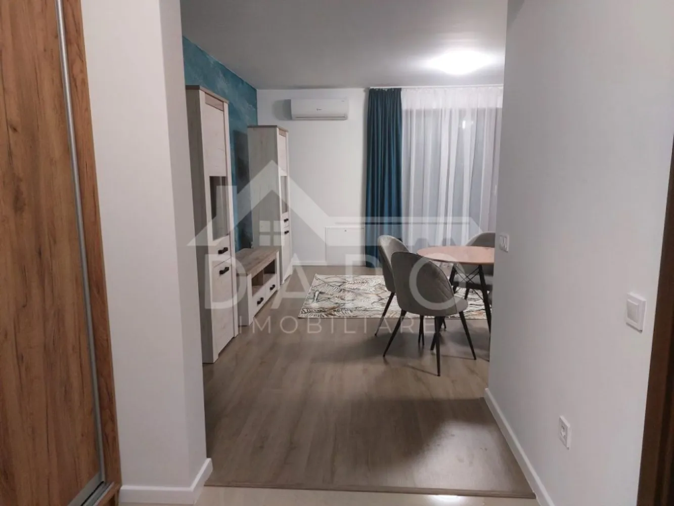 🏡 Studio de închiriat – Green Residence | 350 €/lună - 🏡 Studio de închiriat – Green Residence | 350 €/lună
Se oferă spre închiriere studio situat în complexul Green Residence, într-o zonă liniștită și foarte căutată. Apartamentul este luminos, mobilat modern, cu mobilier nou și este gata de predare.
💰 Chirie: 350 €/lună
✔ mobilat modern, mobilier nou
✔ apartament luminos
✔ vedere spre pădure
✔ disponibil imediat
Compartimentare:
✔ cameră open space
✔ bucătărie
✔ baie
✔ hol
Facilități și avantaje:
📍 zonă liniștită, cu mult spațiu verde
📍 Kaufland, Lidl și Merkur la aproximativ 10 minute de mers pe jos
📍 aparate de fitness în aer liber în cadrul complexului
🤝 Proprietate promovată prin DARO Imobiliare
🏠 Te gândești să îți cumperi propriul apartament?
Prin Kiwi Finance ai:
✔ analiză GRATUITĂ a eligibilității
✔ acces la oferte de la peste 12 bănci
✔ negocierea dobânzii în favoarea ta
✔ suport complet până la obținerea creditului
📞 Detalii și vizionări:
Coman Maria – DARO Imobiliare & Kiwi Finance
📱 0749 535 729
🔑 DARO Imobiliare – găsim proprietatea potrivită.
💳 Kiwi Finance – obținem creditul pentru casa ta.