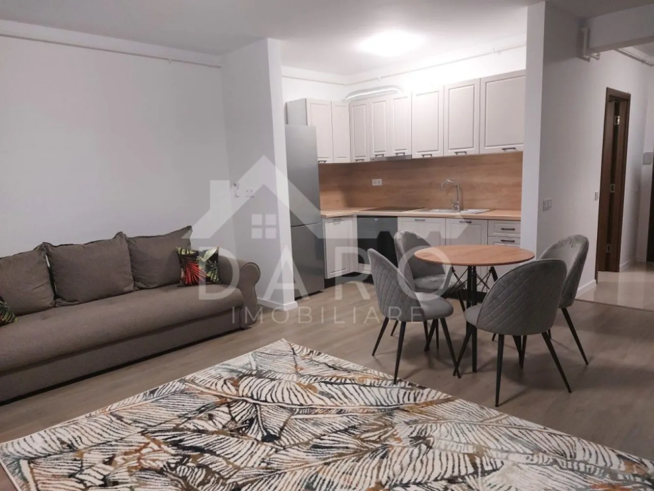 🏡 Studio de închiriat – Green Residence | 350 €/lună - 🏡 Studio de închiriat – Green Residence | 350 €/lună
Se oferă spre închiriere studio situat în complexul Green Residence, într-o zonă liniștită și foarte căutată. Apartamentul este luminos, mobilat modern, cu mobilier nou și este gata de predare.
💰 Chirie: 350 €/lună
✔ mobilat modern, mobilier nou
✔ apartament luminos
✔ vedere spre pădure
✔ disponibil imediat
Compartimentare:
✔ cameră open space
✔ bucătărie
✔ baie
✔ hol
Facilități și avantaje:
📍 zonă liniștită, cu mult spațiu verde
📍 Kaufland, Lidl și Merkur la aproximativ 10 minute de mers pe jos
📍 aparate de fitness în aer liber în cadrul complexului
🤝 Proprietate promovată prin DARO Imobiliare
🏠 Te gândești să îți cumperi propriul apartament?
Prin Kiwi Finance ai:
✔ analiză GRATUITĂ a eligibilității
✔ acces la oferte de la peste 12 bănci
✔ negocierea dobânzii în favoarea ta
✔ suport complet până la obținerea creditului
📞 Detalii și vizionări:
Coman Maria – DARO Imobiliare & Kiwi Finance
📱 0749 535 729
🔑 DARO Imobiliare – găsim proprietatea potrivită.
💳 Kiwi Finance – obținem creditul pentru casa ta.