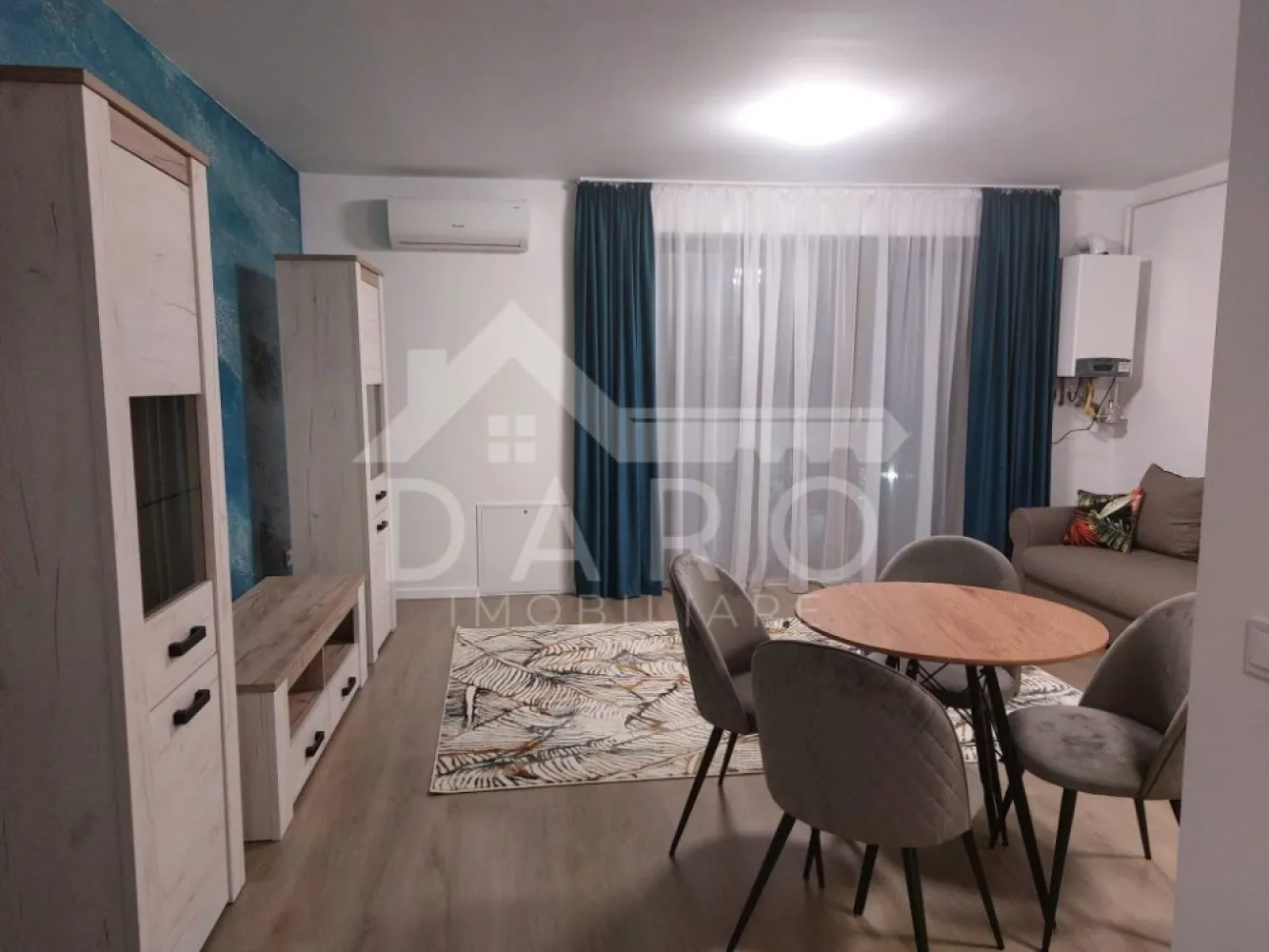 🏡 Studio de închiriat – Green Residence | 350 €/lună - 🏡 Studio de închiriat – Green Residence | 350 €/lună
Se oferă spre închiriere studio situat în complexul Green Residence, într-o zonă liniștită și foarte căutată. Apartamentul este luminos, mobilat modern, cu mobilier nou și este gata de predare.
💰 Chirie: 350 €/lună
✔ mobilat modern, mobilier nou
✔ apartament luminos
✔ vedere spre pădure
✔ disponibil imediat
Compartimentare:
✔ cameră open space
✔ bucătărie
✔ baie
✔ hol
Facilități și avantaje:
📍 zonă liniștită, cu mult spațiu verde
📍 Kaufland, Lidl și Merkur la aproximativ 10 minute de mers pe jos
📍 aparate de fitness în aer liber în cadrul complexului
🤝 Proprietate promovată prin DARO Imobiliare
🏠 Te gândești să îți cumperi propriul apartament?
Prin Kiwi Finance ai:
✔ analiză GRATUITĂ a eligibilității
✔ acces la oferte de la peste 12 bănci
✔ negocierea dobânzii în favoarea ta
✔ suport complet până la obținerea creditului
📞 Detalii și vizionări:
Coman Maria – DARO Imobiliare & Kiwi Finance
📱 0749 535 729
🔑 DARO Imobiliare – găsim proprietatea potrivită.
💳 Kiwi Finance – obținem creditul pentru casa ta.