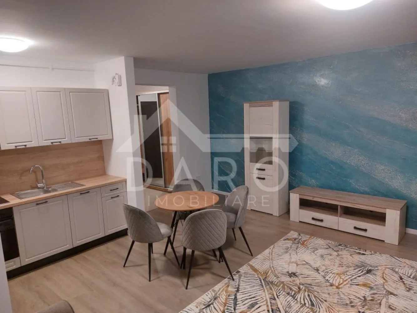 🏡 Studio de închiriat – Green Residence | 350 €/lună - 🏡 Studio de închiriat – Green Residence | 350 €/lună
Se oferă spre închiriere studio situat în complexul Green Residence, într-o zonă liniștită și foarte căutată. Apartamentul este luminos, mobilat modern, cu mobilier nou și este gata de predare.
💰 Chirie: 350 €/lună
✔ mobilat modern, mobilier nou
✔ apartament luminos
✔ vedere spre pădure
✔ disponibil imediat
Compartimentare:
✔ cameră open space
✔ bucătărie
✔ baie
✔ hol
Facilități și avantaje:
📍 zonă liniștită, cu mult spațiu verde
📍 Kaufland, Lidl și Merkur la aproximativ 10 minute de mers pe jos
📍 aparate de fitness în aer liber în cadrul complexului
🤝 Proprietate promovată prin DARO Imobiliare
🏠 Te gândești să îți cumperi propriul apartament?
Prin Kiwi Finance ai:
✔ analiză GRATUITĂ a eligibilității
✔ acces la oferte de la peste 12 bănci
✔ negocierea dobânzii în favoarea ta
✔ suport complet până la obținerea creditului
📞 Detalii și vizionări:
Coman Maria – DARO Imobiliare & Kiwi Finance
📱 0749 535 729
🔑 DARO Imobiliare – găsim proprietatea potrivită.
💳 Kiwi Finance – obținem creditul pentru casa ta.
