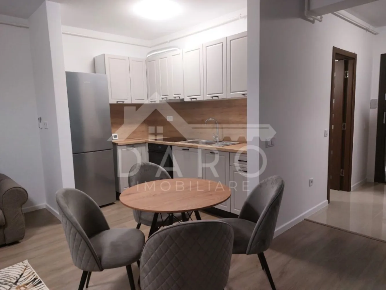 🏡 Studio de închiriat – Green Residence | 350 €/lună - 🏡 Studio de închiriat – Green Residence | 350 €/lună
Se oferă spre închiriere studio situat în complexul Green Residence, într-o zonă liniștită și foarte căutată. Apartamentul este luminos, mobilat modern, cu mobilier nou și este gata de predare.
💰 Chirie: 350 €/lună
✔ mobilat modern, mobilier nou
✔ apartament luminos
✔ vedere spre pădure
✔ disponibil imediat
Compartimentare:
✔ cameră open space
✔ bucătărie
✔ baie
✔ hol
Facilități și avantaje:
📍 zonă liniștită, cu mult spațiu verde
📍 Kaufland, Lidl și Merkur la aproximativ 10 minute de mers pe jos
📍 aparate de fitness în aer liber în cadrul complexului
🤝 Proprietate promovată prin DARO Imobiliare
🏠 Te gândești să îți cumperi propriul apartament?
Prin Kiwi Finance ai:
✔ analiză GRATUITĂ a eligibilității
✔ acces la oferte de la peste 12 bănci
✔ negocierea dobânzii în favoarea ta
✔ suport complet până la obținerea creditului
📞 Detalii și vizionări:
Coman Maria – DARO Imobiliare & Kiwi Finance
📱 0749 535 729
🔑 DARO Imobiliare – găsim proprietatea potrivită.
💳 Kiwi Finance – obținem creditul pentru casa ta.
