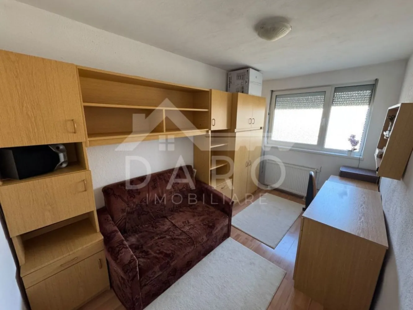 Apartament 3 camere - 🏡 Apartament 3 camere de vânzare – Rovinari (Ady) | 53 mp utili | Etaj 3 | Preț negociabil
Se oferă spre vânzare apartament cu 3 camere, situat în Târgu Mureș, pe strada Romulus Guga, la intrarea în cartierul Rovinari (Ady), într-o zonă accesibilă și apreciată. Apartamentul este tip circular (camerele au și intrări separate), ideal pentru locuință sau investiție.
💰 Preț: ușor negociabil
📐 Suprafață utilă: 53 mp (59 mp total)
🏢 Etaj: 3 din 4
✔ apartament tip circular
✔ balcon închis, incorporat în camera mare
Compartimentare:
✔ 3 camere
✔ bucătărie
✔ cămară
✔ baie
✔ două holuri
✔ balcon închis
Dotări și îmbunătățiri:
✔ centrală termică în condensare
✔ geamuri termopan
✔ ușă metalică la intrare
✔ parchet laminat, gresie și faianță
✔ izolație termică interioară pe toți pereții exteriori
✔ instalația de apă schimbată pe tot tronsonul
✔ jaluzele exterioare
✔ plase de țânțari la toate ferestrele
Avantaje locație:
📍 strada Romulus Guga – acces facil către oraș
📍 zonă liniștită, la intrarea în cartierul Rovinari
📍 aproape de magazine, școli, transport în comun
💎 Apartament ideal pentru familie sau pentru investiție în vederea închirierii.
🤝 Proprietate promovată prin DARO Imobiliare
💳 Pentru achiziție, prin Kiwi Finance beneficiezi de:
✔ analiză GRATUITĂ a eligibilității
✔ acces la oferte de la peste 12 bănci
✔ negocierea dobânzii în favoarea ta
✔ suport complet până la semnarea contractului
📞 Detalii și vizionări:
Coman Maria – DARO Imobiliare & Kiwi Finance
📱 0749 535 729
🔑 DARO Imobiliare – găsim proprietatea potrivită.
💳 Kiwi Finance – obținem creditul pentru a o cumpăra.