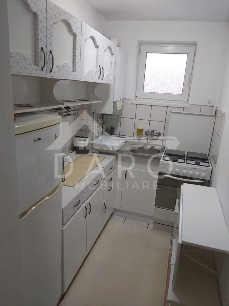 Apartament 3 camere - 🏡 Apartament 3 camere de vânzare – Rovinari (Ady) | 53 mp utili | Etaj 3 | Preț negociabil
Se oferă spre vânzare apartament cu 3 camere, situat în Târgu Mureș, pe strada Romulus Guga, la intrarea în cartierul Rovinari (Ady), într-o zonă accesibilă și apreciată. Apartamentul este tip circular (camerele au și intrări separate), ideal pentru locuință sau investiție.
💰 Preț: ușor negociabil
📐 Suprafață utilă: 53 mp (59 mp total)
🏢 Etaj: 3 din 4
✔ apartament tip circular
✔ balcon închis, incorporat în camera mare
Compartimentare:
✔ 3 camere
✔ bucătărie
✔ cămară
✔ baie
✔ două holuri
✔ balcon închis
Dotări și îmbunătățiri:
✔ centrală termică în condensare
✔ geamuri termopan
✔ ușă metalică la intrare
✔ parchet laminat, gresie și faianță
✔ izolație termică interioară pe toți pereții exteriori
✔ instalația de apă schimbată pe tot tronsonul
✔ jaluzele exterioare
✔ plase de țânțari la toate ferestrele
Avantaje locație:
📍 strada Romulus Guga – acces facil către oraș
📍 zonă liniștită, la intrarea în cartierul Rovinari
📍 aproape de magazine, școli, transport în comun
💎 Apartament ideal pentru familie sau pentru investiție în vederea închirierii.
🤝 Proprietate promovată prin DARO Imobiliare
💳 Pentru achiziție, prin Kiwi Finance beneficiezi de:
✔ analiză GRATUITĂ a eligibilității
✔ acces la oferte de la peste 12 bănci
✔ negocierea dobânzii în favoarea ta
✔ suport complet până la semnarea contractului
📞 Detalii și vizionări:
Coman Maria – DARO Imobiliare & Kiwi Finance
📱 0749 535 729
🔑 DARO Imobiliare – găsim proprietatea potrivită.
💳 Kiwi Finance – obținem creditul pentru a o cumpăra.
