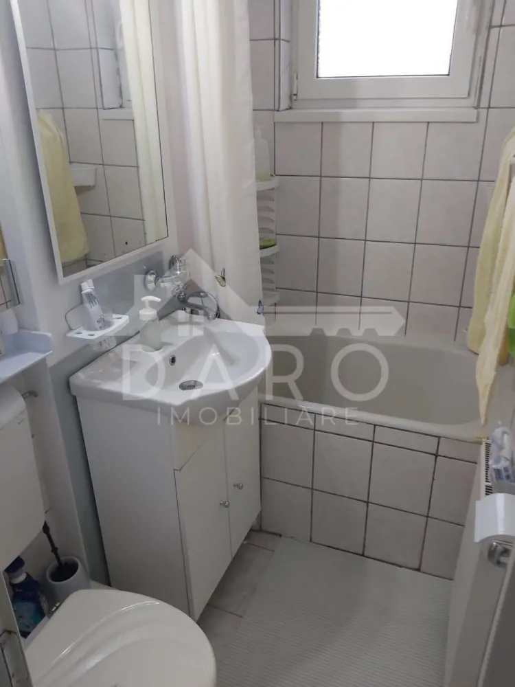 Apartament 3 camere - 🏡 Apartament 3 camere de vânzare – Rovinari (Ady) | 53 mp utili | Etaj 3 | Preț negociabil
Se oferă spre vânzare apartament cu 3 camere, situat în Târgu Mureș, pe strada Romulus Guga, la intrarea în cartierul Rovinari (Ady), într-o zonă accesibilă și apreciată. Apartamentul este tip circular (camerele au și intrări separate), ideal pentru locuință sau investiție.
💰 Preț: ușor negociabil
📐 Suprafață utilă: 53 mp (59 mp total)
🏢 Etaj: 3 din 4
✔ apartament tip circular
✔ balcon închis, incorporat în camera mare
Compartimentare:
✔ 3 camere
✔ bucătărie
✔ cămară
✔ baie
✔ două holuri
✔ balcon închis
Dotări și îmbunătățiri:
✔ centrală termică în condensare
✔ geamuri termopan
✔ ușă metalică la intrare
✔ parchet laminat, gresie și faianță
✔ izolație termică interioară pe toți pereții exteriori
✔ instalația de apă schimbată pe tot tronsonul
✔ jaluzele exterioare
✔ plase de țânțari la toate ferestrele
Avantaje locație:
📍 strada Romulus Guga – acces facil către oraș
📍 zonă liniștită, la intrarea în cartierul Rovinari
📍 aproape de magazine, școli, transport în comun
💎 Apartament ideal pentru familie sau pentru investiție în vederea închirierii.
🤝 Proprietate promovată prin DARO Imobiliare
💳 Pentru achiziție, prin Kiwi Finance beneficiezi de:
✔ analiză GRATUITĂ a eligibilității
✔ acces la oferte de la peste 12 bănci
✔ negocierea dobânzii în favoarea ta
✔ suport complet până la semnarea contractului
📞 Detalii și vizionări:
Coman Maria – DARO Imobiliare & Kiwi Finance
📱 0749 535 729
🔑 DARO Imobiliare – găsim proprietatea potrivită.
💳 Kiwi Finance – obținem creditul pentru a o cumpăra.