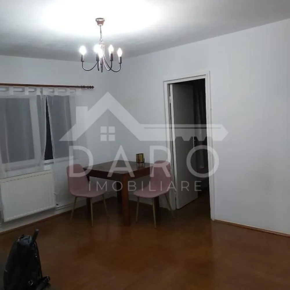 Apartament de 2 camere de vanzare in 7 noiembrie, Tg Mures - 🏡 Apartament de vânzare – 2 camere | 7 Noiembrie – Aleea Constructorilor | 85.000 €
Se oferă spre vânzare apartament cu 2 camere, situat în zona 7 Noiembrie, pe Aleea Constructorilor, într-o zonă liniștită, retrasă de la traficul intens, ideal pentru locuință sau investiție.
💰 Preț: 85.000 €
🏢 Etaj: 2 din 4
✔ apartament luminos
✔ disponibil pentru mutare imediată
Compartimentare:
✔ living
✔ dormitor
✔ bucătărie
✔ baie
✔ hol
✔ balcon închis cu termopan
Dotări și utilități:
✔ centrală termică proprie
✔ geamuri termopan
✔ parchet laminat
✔ apartament îngrijit, gata de locuit
Avantaje locație:
📍 zonă 7 Noiembrie – foarte căutată
📍 aproape de stații de transport în comun
📍 magazine, bănci și farmacii în apropiere
📍 grădinițe, școli și facultăți în zonă
📍 piață și Complexul Weekend la câteva minute
📍 în apropiere de Spitalul Județean
💎 O oportunitate excelentă pentru locuință personală sau investiție într-o zonă cu cerere ridicată.
🤝 Proprietate promovată prin DARO Imobiliare
💳 Pentru achiziție, prin Kiwi Finance beneficiezi de:
✔ analiză GRATUITĂ a eligibilității
✔ acces la oferte de la peste 12 bănci
✔ negocierea dobânzii în favoarea ta
✔ suport complet până la semnarea contractului
📞 Detalii și vizionări:
Coman Maria – DARO Imobiliare & Kiwi Finance
📱 0749 535 729
🔑 DARO Imobiliare – găsim proprietatea potrivită.
💳 Kiwi Finance – obținem creditul pentru a o cumpăra.