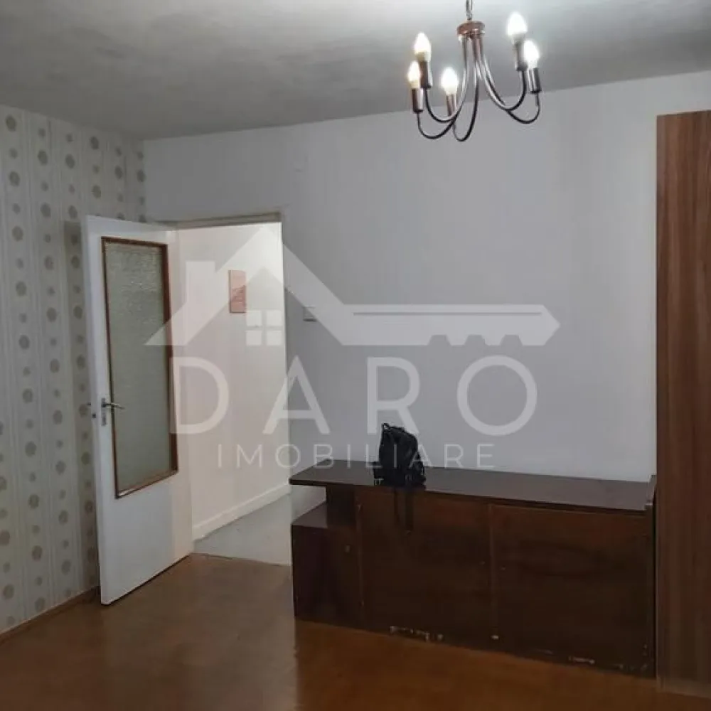 Apartament de 2 camere de vanzare in 7 noiembrie, Tg Mures - 🏡 Apartament de vânzare – 2 camere | 7 Noiembrie – Aleea Constructorilor | 85.000 €
Se oferă spre vânzare apartament cu 2 camere, situat în zona 7 Noiembrie, pe Aleea Constructorilor, într-o zonă liniștită, retrasă de la traficul intens, ideal pentru locuință sau investiție.
💰 Preț: 85.000 €
🏢 Etaj: 2 din 4
✔ apartament luminos
✔ disponibil pentru mutare imediată
Compartimentare:
✔ living
✔ dormitor
✔ bucătărie
✔ baie
✔ hol
✔ balcon închis cu termopan
Dotări și utilități:
✔ centrală termică proprie
✔ geamuri termopan
✔ parchet laminat
✔ apartament îngrijit, gata de locuit
Avantaje locație:
📍 zonă 7 Noiembrie – foarte căutată
📍 aproape de stații de transport în comun
📍 magazine, bănci și farmacii în apropiere
📍 grădinițe, școli și facultăți în zonă
📍 piață și Complexul Weekend la câteva minute
📍 în apropiere de Spitalul Județean
💎 O oportunitate excelentă pentru locuință personală sau investiție într-o zonă cu cerere ridicată.
🤝 Proprietate promovată prin DARO Imobiliare
💳 Pentru achiziție, prin Kiwi Finance beneficiezi de:
✔ analiză GRATUITĂ a eligibilității
✔ acces la oferte de la peste 12 bănci
✔ negocierea dobânzii în favoarea ta
✔ suport complet până la semnarea contractului
📞 Detalii și vizionări:
Coman Maria – DARO Imobiliare & Kiwi Finance
📱 0749 535 729
🔑 DARO Imobiliare – găsim proprietatea potrivită.
💳 Kiwi Finance – obținem creditul pentru a o cumpăra.