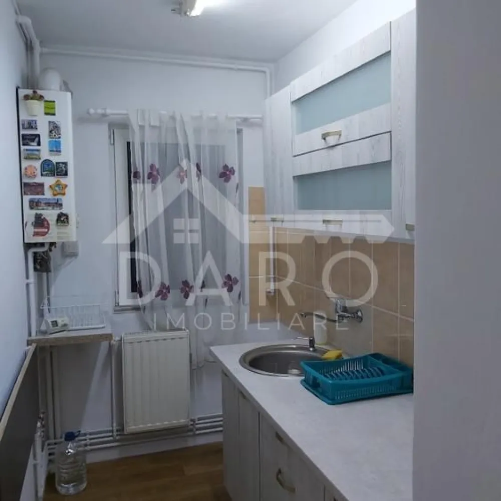 Apartament de 2 camere de vanzare in 7 noiembrie, Tg Mures - 🏡 Apartament de vânzare – 2 camere | 7 Noiembrie – Aleea Constructorilor | 85.000 €
Se oferă spre vânzare apartament cu 2 camere, situat în zona 7 Noiembrie, pe Aleea Constructorilor, într-o zonă liniștită, retrasă de la traficul intens, ideal pentru locuință sau investiție.
💰 Preț: 85.000 €
🏢 Etaj: 2 din 4
✔ apartament luminos
✔ disponibil pentru mutare imediată
Compartimentare:
✔ living
✔ dormitor
✔ bucătărie
✔ baie
✔ hol
✔ balcon închis cu termopan
Dotări și utilități:
✔ centrală termică proprie
✔ geamuri termopan
✔ parchet laminat
✔ apartament îngrijit, gata de locuit
Avantaje locație:
📍 zonă 7 Noiembrie – foarte căutată
📍 aproape de stații de transport în comun
📍 magazine, bănci și farmacii în apropiere
📍 grădinițe, școli și facultăți în zonă
📍 piață și Complexul Weekend la câteva minute
📍 în apropiere de Spitalul Județean
💎 O oportunitate excelentă pentru locuință personală sau investiție într-o zonă cu cerere ridicată.
🤝 Proprietate promovată prin DARO Imobiliare
💳 Pentru achiziție, prin Kiwi Finance beneficiezi de:
✔ analiză GRATUITĂ a eligibilității
✔ acces la oferte de la peste 12 bănci
✔ negocierea dobânzii în favoarea ta
✔ suport complet până la semnarea contractului
📞 Detalii și vizionări:
Coman Maria – DARO Imobiliare & Kiwi Finance
📱 0749 535 729
🔑 DARO Imobiliare – găsim proprietatea potrivită.
💳 Kiwi Finance – obținem creditul pentru a o cumpăra.