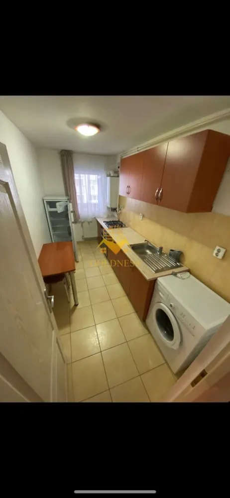 COMISION 0%! 1 camera, decomandat, parcare, Calea Turzii, Bună Ziua - GOLDNESS Imobiliare vă propune spre vânzare un apartament cu 1 cameră, complet mobilat și utilat, la etajul 2 într-un imobil de 8 etaje, pe str. Calea Turzii.
Dispune de loc de parcare exterioară INCLUSĂ ÎN PREȚ!
Se află în apropierea stațiilor de transport în comun, magazine, restaurante, spații verzi, farmacii, etc. 

Apartamentul este compartimentat astfel:
 - dormitor cu canapea extensibilă, dressing, noptiere.
 - bucatarie decmandată complet utilată și mobilată, loc de servit masa.
 - baie cu cadă, calorifer port prosop și dulap pentru depozitare.
 - balcon 4 mp.

Imobilul este dotat cu toate cele necesare- centrală proprie, frigider, aragaz, hotă, mașină de spălat haine, etc. 

Dacă sunteți interesați de acest apartament și doriți să îl vizionați, dar și pentru alte oferte nu ezitați să ne contactați telefonic sau prin e-mail. Vă stăm la dispoziție!
Comision de 0%!