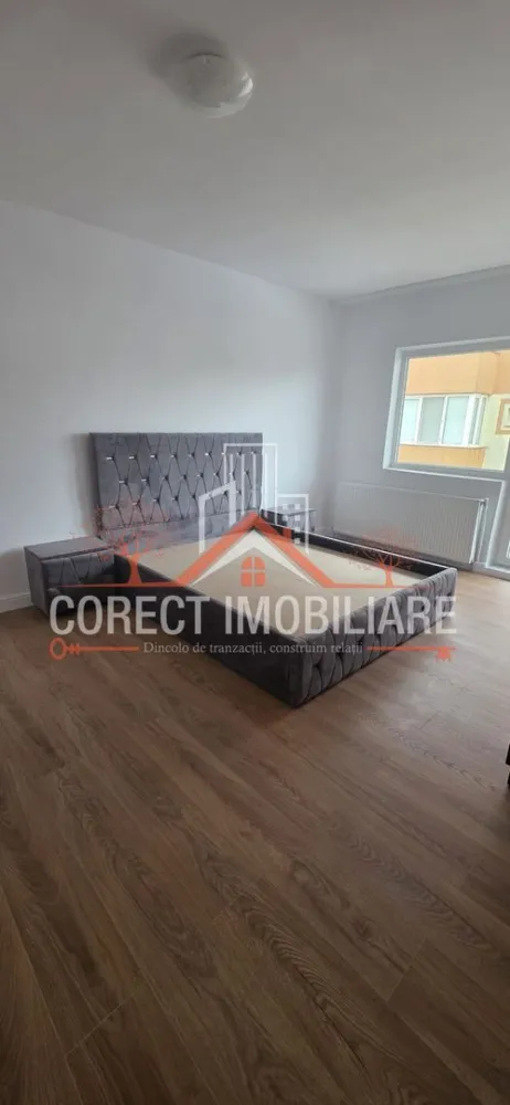 Apartament 2 camere decomandat, etaj 3, mobilat și utilat – Garoafei - De vânzare apartament cu 2 camere decomandate, situat la etajul 3, în strada Garoafei, o zonă liniștită și bine conectată.
Apartamentul are o suprafață utilă de 52 mp și dispune de două balcoane deschise (8 mp). Un mare avantaj îl reprezintă bucătăria separată, completată de cămara pentru depozitare și dressing dedicat pentru mașina de spălat și uscător, oferind organizare eficientă a spațiului.
Locuința se vinde mobilată și utilată, fiind pregătită pentru mutare imediată. Ideal atât pentru locuit confortabil, cât și pentru investiție.
Caracteristici principale:
✔ apartament 2 camere decomandat
✔ etaj 3 (intermediar)
✔ 52 mp utili
✔ 2 balcoane – 8 mp
✔ bucătărie separată
✔ cămară
✔ dressing pentru mașină de spălat și uscător
✔ mobilat și utilat 
✔ zonă Garoafei
Se acceptă orice formă de plată: credit bancar sau integral.
📞 Sună pentru detalii și vizionare!