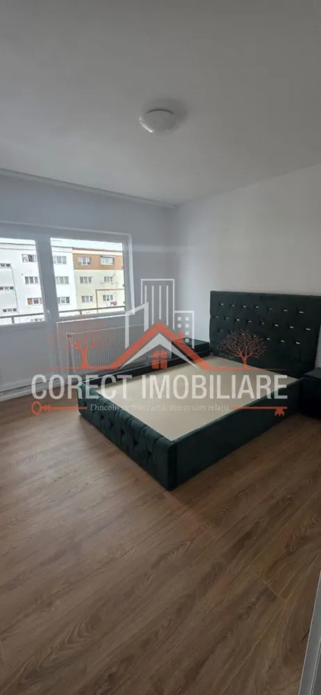 Apartament 2 camere decomandat, etaj 3, mobilat și utilat – Garoafei - De vânzare apartament cu 2 camere decomandate, situat la etajul 3, în strada Garoafei, o zonă liniștită și bine conectată.
Apartamentul are o suprafață utilă de 52 mp și dispune de două balcoane deschise (8 mp). Un mare avantaj îl reprezintă bucătăria separată, completată de cămara pentru depozitare și dressing dedicat pentru mașina de spălat și uscător, oferind organizare eficientă a spațiului.
Locuința se vinde mobilată și utilată, fiind pregătită pentru mutare imediată. Ideal atât pentru locuit confortabil, cât și pentru investiție.
Caracteristici principale:
✔ apartament 2 camere decomandat
✔ etaj 3 (intermediar)
✔ 52 mp utili
✔ 2 balcoane – 8 mp
✔ bucătărie separată
✔ cămară
✔ dressing pentru mașină de spălat și uscător
✔ mobilat și utilat 
✔ zonă Garoafei
Se acceptă orice formă de plată: credit bancar sau integral.
📞 Sună pentru detalii și vizionare!