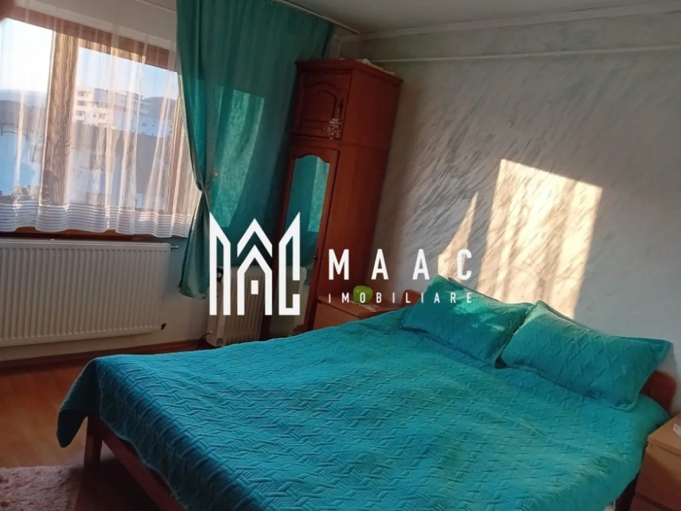 Apartament 2 camere | zona 1 Mai | 70 mp - MAAc Imobiliare vă propune spre vânzare un apartament cu 2 camere decomandat, situat în zona 1 Mai , din Râmnicu Vâlcea, o zonă apreciată pentru accesibilitate și proximitatea față de puncte de interes (magazine, școli, mijloace de transport, spații verzi).

Locuința are o suprafață utilă de 57 mp și o suprafață totală de 60 mp (inclusiv balcon), fiind situată la etajul 4 din 4, într-un bloc cu acoperiș, ceea ce oferă un plus de protecție și confort. Compartimentarea este practică și bine echilibrată, ideală atât pentru locuit, cât și pentru investiție.

Apartamentul beneficiază de conductă de gaz trasă pentru montarea unei centrale termice proprii, oferind viitorului proprietar posibilitatea de a-și personaliza sistemul de încălzire. În plus, se deține și o boxă la comun, utilă pentru depozitare suplimentară.

Preț de vânzare: 75.000 euro

Pentru mai multe detalii sau pentru programarea unei vizionări, echipa MAAc Imobiliare vă stă la dispoziție!
CP2946954