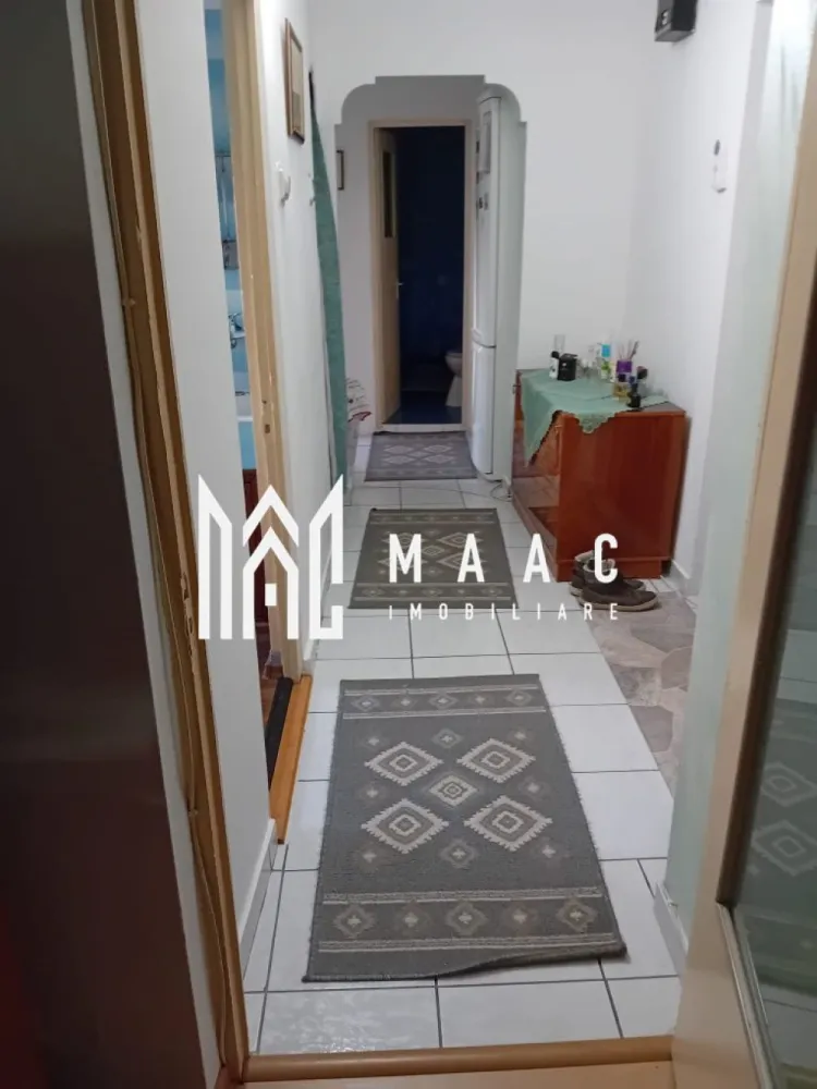 Apartament 2 camere | zona 1 Mai | 70 mp - MAAc Imobiliare vă propune spre vânzare un apartament cu 2 camere decomandat, situat în zona 1 Mai , din Râmnicu Vâlcea, o zonă apreciată pentru accesibilitate și proximitatea față de puncte de interes (magazine, școli, mijloace de transport, spații verzi).

Locuința are o suprafață utilă de 57 mp și o suprafață totală de 60 mp (inclusiv balcon), fiind situată la etajul 4 din 4, într-un bloc cu acoperiș, ceea ce oferă un plus de protecție și confort. Compartimentarea este practică și bine echilibrată, ideală atât pentru locuit, cât și pentru investiție.

Apartamentul beneficiază de conductă de gaz trasă pentru montarea unei centrale termice proprii, oferind viitorului proprietar posibilitatea de a-și personaliza sistemul de încălzire. În plus, se deține și o boxă la comun, utilă pentru depozitare suplimentară.

Preț de vânzare: 75.000 euro

Pentru mai multe detalii sau pentru programarea unei vizionări, echipa MAAc Imobiliare vă stă la dispoziție!
CP2946954