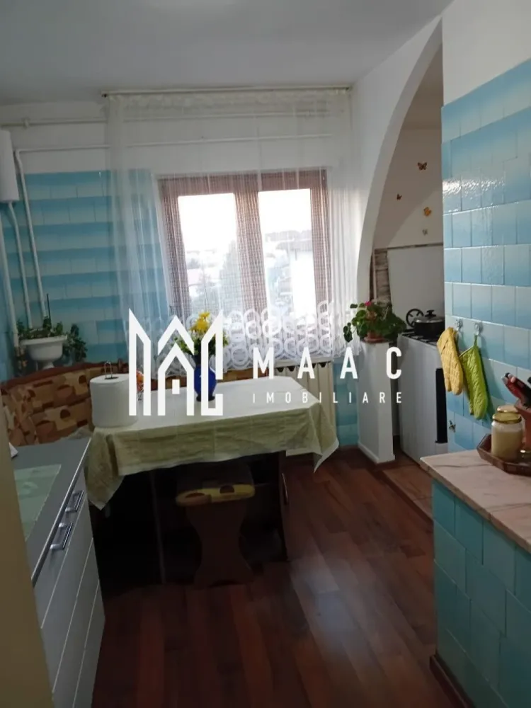 Apartament 2 camere | zona 1 Mai | 70 mp - MAAc Imobiliare vă propune spre vânzare un apartament cu 2 camere decomandat, situat în zona 1 Mai , din Râmnicu Vâlcea, o zonă apreciată pentru accesibilitate și proximitatea față de puncte de interes (magazine, școli, mijloace de transport, spații verzi).

Locuința are o suprafață utilă de 57 mp și o suprafață totală de 60 mp (inclusiv balcon), fiind situată la etajul 4 din 4, într-un bloc cu acoperiș, ceea ce oferă un plus de protecție și confort. Compartimentarea este practică și bine echilibrată, ideală atât pentru locuit, cât și pentru investiție.

Apartamentul beneficiază de conductă de gaz trasă pentru montarea unei centrale termice proprii, oferind viitorului proprietar posibilitatea de a-și personaliza sistemul de încălzire. În plus, se deține și o boxă la comun, utilă pentru depozitare suplimentară.

Preț de vânzare: 75.000 euro

Pentru mai multe detalii sau pentru programarea unei vizionări, echipa MAAc Imobiliare vă stă la dispoziție!
CP2946954