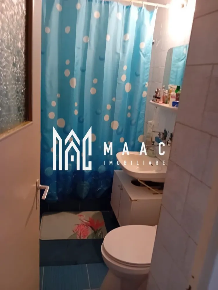 Apartament 2 camere | zona 1 Mai | 70 mp - MAAc Imobiliare vă propune spre vânzare un apartament cu 2 camere decomandat, situat în zona 1 Mai , din Râmnicu Vâlcea, o zonă apreciată pentru accesibilitate și proximitatea față de puncte de interes (magazine, școli, mijloace de transport, spații verzi).

Locuința are o suprafață utilă de 57 mp și o suprafață totală de 60 mp (inclusiv balcon), fiind situată la etajul 4 din 4, într-un bloc cu acoperiș, ceea ce oferă un plus de protecție și confort. Compartimentarea este practică și bine echilibrată, ideală atât pentru locuit, cât și pentru investiție.

Apartamentul beneficiază de conductă de gaz trasă pentru montarea unei centrale termice proprii, oferind viitorului proprietar posibilitatea de a-și personaliza sistemul de încălzire. În plus, se deține și o boxă la comun, utilă pentru depozitare suplimentară.

Preț de vânzare: 75.000 euro

Pentru mai multe detalii sau pentru programarea unei vizionări, echipa MAAc Imobiliare vă stă la dispoziție!
CP2946954