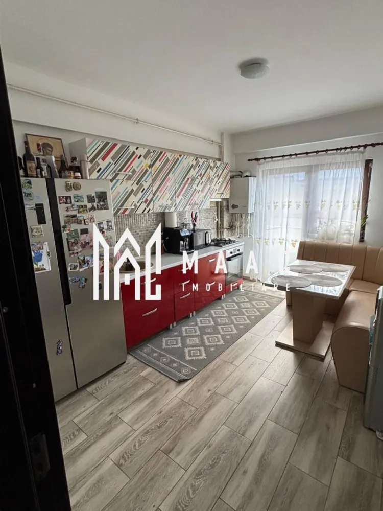 Apartament 2 camere | Bulevardul Dem. Radulescu| | 62mp - MAAC Imobiliare vă propune spre vânzare apartament 2 camere – Bd. Dem Rădulescu, Râmnicu Vâlcea

MAAC Imobiliare vă prezintă un apartament modern cu 2 camere, situat pe Bulevardul Dem Rădulescu, într-un bloc nou, la etajul 5 din 6, într-un imobil prevăzut cu lift modern.

 Suprafață utilă: 57 mp
 Suprafață totală: 62 mp
 Etaj: 5/6
 Loc de parcare exterior inclus

Compartimentare:

2 dormitoare

Living

Bucătărie

Baie

Hol

Balcon deschis cu vedere panoramică

Apartamentul este poziționat pe mijloc, ceea ce oferă un avantaj important în ceea ce privește eficiența energetică și costurile reduse la întreținere.

Dotări și beneficii:

✔ Centrală termică pe gaz
✔ Aer condiționat
✔ Lift modern
✔ Se vinde complet mobilat și utilat
✔ Mobilier de calitate și dotări moderne
✔ Vedere panoramică
✔ Liber de sarcini
✔ Disponibil imediat

Proprietatea este amplasată într-o zonă liniștită, cu acces facil către magazine, școli, mijloace de transport în comun și zone verzi.

Ideal atât pentru locuință personală, cât și pentru investiție.

Pentru mai multe detalii și programarea unei vizionări, echipa MAAC Imobiliare vă stă la dispoziție.
CP2946989
