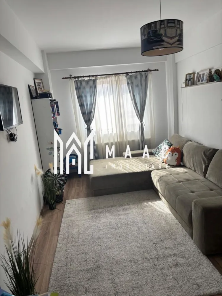 Apartament 2 camere | Bulevardul Dem. Radulescu| | 62mp - MAAC Imobiliare vă propune spre vânzare apartament 2 camere – Bd. Dem Rădulescu, Râmnicu Vâlcea

MAAC Imobiliare vă prezintă un apartament modern cu 2 camere, situat pe Bulevardul Dem Rădulescu, într-un bloc nou, la etajul 5 din 6, într-un imobil prevăzut cu lift modern.

 Suprafață utilă: 57 mp
 Suprafață totală: 62 mp
 Etaj: 5/6
 Loc de parcare exterior inclus

Compartimentare:

2 dormitoare

Living

Bucătărie

Baie

Hol

Balcon deschis cu vedere panoramică

Apartamentul este poziționat pe mijloc, ceea ce oferă un avantaj important în ceea ce privește eficiența energetică și costurile reduse la întreținere.

Dotări și beneficii:

✔ Centrală termică pe gaz
✔ Aer condiționat
✔ Lift modern
✔ Se vinde complet mobilat și utilat
✔ Mobilier de calitate și dotări moderne
✔ Vedere panoramică
✔ Liber de sarcini
✔ Disponibil imediat

Proprietatea este amplasată într-o zonă liniștită, cu acces facil către magazine, școli, mijloace de transport în comun și zone verzi.

Ideal atât pentru locuință personală, cât și pentru investiție.

Pentru mai multe detalii și programarea unei vizionări, echipa MAAC Imobiliare vă stă la dispoziție.
CP2946989