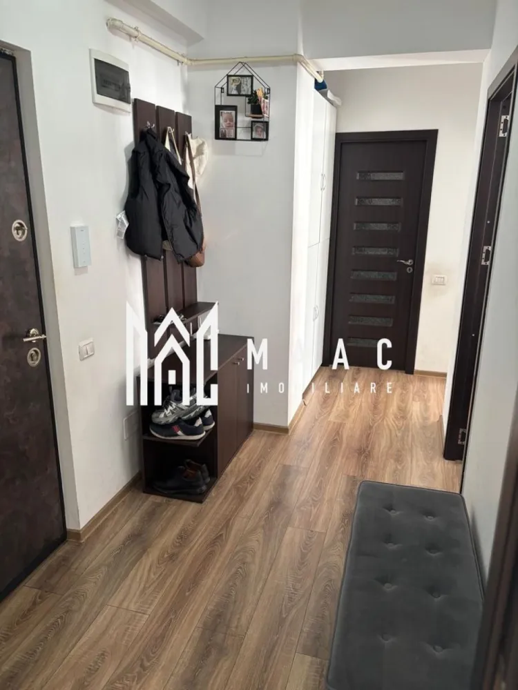 Apartament 2 camere | Bulevardul Dem. Radulescu| | 62mp - MAAC Imobiliare vă propune spre vânzare apartament 2 camere – Bd. Dem Rădulescu, Râmnicu Vâlcea

MAAC Imobiliare vă prezintă un apartament modern cu 2 camere, situat pe Bulevardul Dem Rădulescu, într-un bloc nou, la etajul 5 din 6, într-un imobil prevăzut cu lift modern.

 Suprafață utilă: 57 mp
 Suprafață totală: 62 mp
 Etaj: 5/6
 Loc de parcare exterior inclus

Compartimentare:

2 dormitoare

Living

Bucătărie

Baie

Hol

Balcon deschis cu vedere panoramică

Apartamentul este poziționat pe mijloc, ceea ce oferă un avantaj important în ceea ce privește eficiența energetică și costurile reduse la întreținere.

Dotări și beneficii:

✔ Centrală termică pe gaz
✔ Aer condiționat
✔ Lift modern
✔ Se vinde complet mobilat și utilat
✔ Mobilier de calitate și dotări moderne
✔ Vedere panoramică
✔ Liber de sarcini
✔ Disponibil imediat

Proprietatea este amplasată într-o zonă liniștită, cu acces facil către magazine, școli, mijloace de transport în comun și zone verzi.

Ideal atât pentru locuință personală, cât și pentru investiție.

Pentru mai multe detalii și programarea unei vizionări, echipa MAAC Imobiliare vă stă la dispoziție.
CP2946989