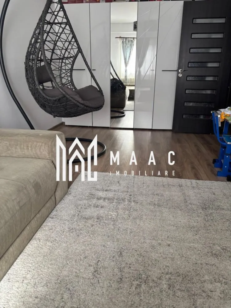Apartament 2 camere | Bulevardul Dem. Radulescu| | 62mp - MAAC Imobiliare vă propune spre vânzare apartament 2 camere – Bd. Dem Rădulescu, Râmnicu Vâlcea

MAAC Imobiliare vă prezintă un apartament modern cu 2 camere, situat pe Bulevardul Dem Rădulescu, într-un bloc nou, la etajul 5 din 6, într-un imobil prevăzut cu lift modern.

 Suprafață utilă: 57 mp
 Suprafață totală: 62 mp
 Etaj: 5/6
 Loc de parcare exterior inclus

Compartimentare:

2 dormitoare

Living

Bucătărie

Baie

Hol

Balcon deschis cu vedere panoramică

Apartamentul este poziționat pe mijloc, ceea ce oferă un avantaj important în ceea ce privește eficiența energetică și costurile reduse la întreținere.

Dotări și beneficii:

✔ Centrală termică pe gaz
✔ Aer condiționat
✔ Lift modern
✔ Se vinde complet mobilat și utilat
✔ Mobilier de calitate și dotări moderne
✔ Vedere panoramică
✔ Liber de sarcini
✔ Disponibil imediat

Proprietatea este amplasată într-o zonă liniștită, cu acces facil către magazine, școli, mijloace de transport în comun și zone verzi.

Ideal atât pentru locuință personală, cât și pentru investiție.

Pentru mai multe detalii și programarea unei vizionări, echipa MAAC Imobiliare vă stă la dispoziție.
CP2946989