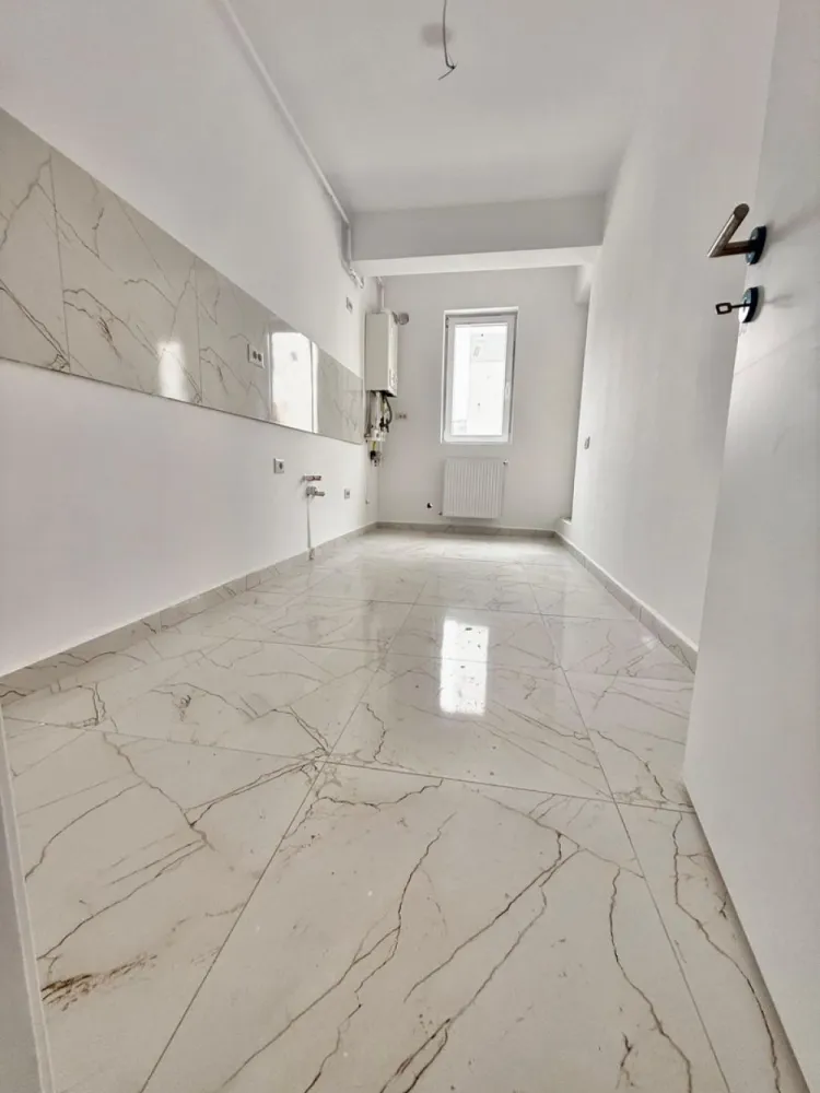 Ap. doua camere zona Militari Residence DOUA BALCOANE - TVA INCLUS !! Comision 0% Bine ati venit intr-o oaza de confort și rafinament în inima cartierului Militari Residence! Aceasta proprietate îți oferă o oportunitate unică de a locui într-un spațiu elegant, perfect adaptat pentru nevoile tale. Detalii Cheie: Locație Ideală: Situat în cartierul Militari Residence, acest apartament oferă acces facil la toate facilitățile urbane, incluzând magazine, restaurante, parcuri și centre de învățământ. Design Modern: Cu finisaje de înaltă calitate, acest apartament emană eleganță și confort. Spațiile luminoase și bine iluminate se îmbină perfect pentru a crea un ambient primitor și relaxant. 2 Camere Spațioase: Cu două camere generoase, acest apartament este potrivit pentru cupluri sau familii mici în căutarea unei locuințe confortabile și practică. Balcon Privat: Beneficiază de doua balcoane, unde poți savura o cafea în timp ce te bucuri de aerul proaspăt și de priveliștea încântătoare a cartierului. Facilități Suplimentare: Parcare Asigurată: poti beneficia contra-cost de loc de parcare privat, oferindu-ți comoditate și siguranță pentru mașină. Securitate 24/7: Militari Residence este un cartier sigur, astfel încât să te poți bucura de liniște și pace în fiecare zi. Acces Rapid la Transport Public: Cu acces ușor la mijloacele de transport în comun, te vei bucura de conexiuni rapide către orice destinație din București. Nu rata ocazia de a locui într-un apartament ce oferă combinația perfectă între confort, stil și funcționalitate. Contactează-ne astăzi pentru a programa o vizionare și a începe o nouă etapă a vieții tale într-o locuință de vis!