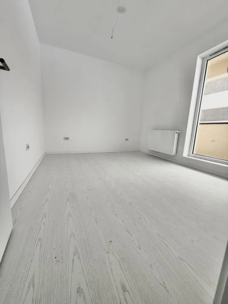 Ap. doua camere zona Militari Residence DOUA BALCOANE - TVA INCLUS !! Comision 0% Bine ati venit intr-o oaza de confort și rafinament în inima cartierului Militari Residence! Aceasta proprietate îți oferă o oportunitate unică de a locui într-un spațiu elegant, perfect adaptat pentru nevoile tale. Detalii Cheie: Locație Ideală: Situat în cartierul Militari Residence, acest apartament oferă acces facil la toate facilitățile urbane, incluzând magazine, restaurante, parcuri și centre de învățământ. Design Modern: Cu finisaje de înaltă calitate, acest apartament emană eleganță și confort. Spațiile luminoase și bine iluminate se îmbină perfect pentru a crea un ambient primitor și relaxant. 2 Camere Spațioase: Cu două camere generoase, acest apartament este potrivit pentru cupluri sau familii mici în căutarea unei locuințe confortabile și practică. Balcon Privat: Beneficiază de doua balcoane, unde poți savura o cafea în timp ce te bucuri de aerul proaspăt și de priveliștea încântătoare a cartierului. Facilități Suplimentare: Parcare Asigurată: poti beneficia contra-cost de loc de parcare privat, oferindu-ți comoditate și siguranță pentru mașină. Securitate 24/7: Militari Residence este un cartier sigur, astfel încât să te poți bucura de liniște și pace în fiecare zi. Acces Rapid la Transport Public: Cu acces ușor la mijloacele de transport în comun, te vei bucura de conexiuni rapide către orice destinație din București. Nu rata ocazia de a locui într-un apartament ce oferă combinația perfectă între confort, stil și funcționalitate. Contactează-ne astăzi pentru a programa o vizionare și a începe o nouă etapă a vieții tale într-o locuință de vis!