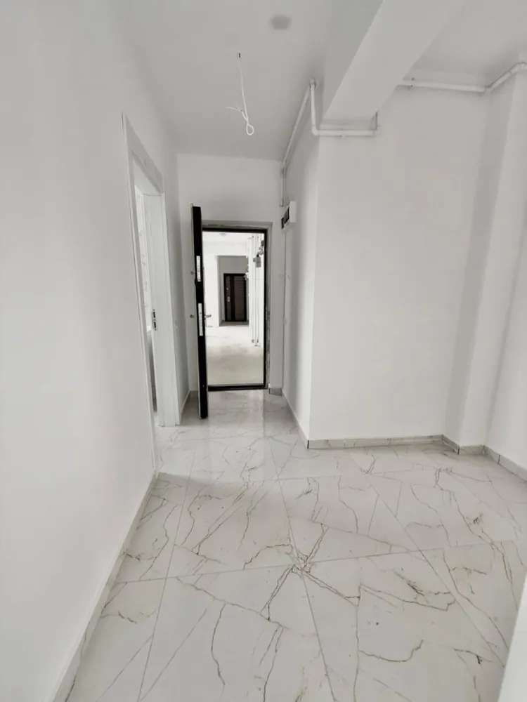 Ap. doua camere zona Militari Residence DOUA BALCOANE - TVA INCLUS !! Comision 0% Bine ati venit intr-o oaza de confort și rafinament în inima cartierului Militari Residence! Aceasta proprietate îți oferă o oportunitate unică de a locui într-un spațiu elegant, perfect adaptat pentru nevoile tale. Detalii Cheie: Locație Ideală: Situat în cartierul Militari Residence, acest apartament oferă acces facil la toate facilitățile urbane, incluzând magazine, restaurante, parcuri și centre de învățământ. Design Modern: Cu finisaje de înaltă calitate, acest apartament emană eleganță și confort. Spațiile luminoase și bine iluminate se îmbină perfect pentru a crea un ambient primitor și relaxant. 2 Camere Spațioase: Cu două camere generoase, acest apartament este potrivit pentru cupluri sau familii mici în căutarea unei locuințe confortabile și practică. Balcon Privat: Beneficiază de doua balcoane, unde poți savura o cafea în timp ce te bucuri de aerul proaspăt și de priveliștea încântătoare a cartierului. Facilități Suplimentare: Parcare Asigurată: poti beneficia contra-cost de loc de parcare privat, oferindu-ți comoditate și siguranță pentru mașină. Securitate 24/7: Militari Residence este un cartier sigur, astfel încât să te poți bucura de liniște și pace în fiecare zi. Acces Rapid la Transport Public: Cu acces ușor la mijloacele de transport în comun, te vei bucura de conexiuni rapide către orice destinație din București. Nu rata ocazia de a locui într-un apartament ce oferă combinația perfectă între confort, stil și funcționalitate. Contactează-ne astăzi pentru a programa o vizionare și a începe o nouă etapă a vieții tale într-o locuință de vis!
