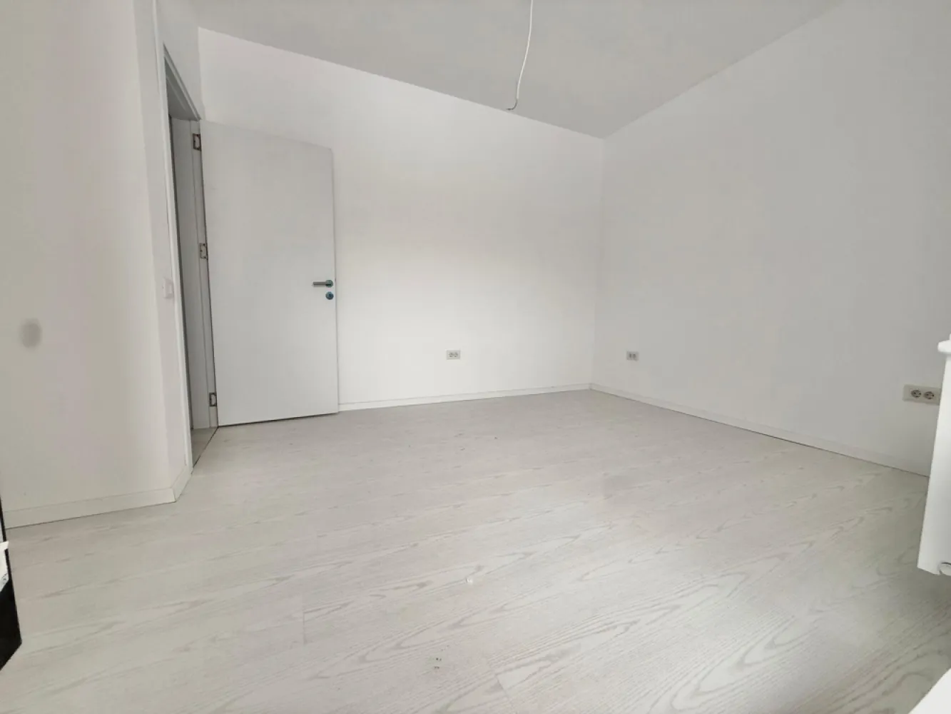 Ap. doua camere zona Militari Residence DOUA BALCOANE - TVA INCLUS !! Comision 0% Bine ati venit intr-o oaza de confort și rafinament în inima cartierului Militari Residence! Aceasta proprietate îți oferă o oportunitate unică de a locui într-un spațiu elegant, perfect adaptat pentru nevoile tale. Detalii Cheie: Locație Ideală: Situat în cartierul Militari Residence, acest apartament oferă acces facil la toate facilitățile urbane, incluzând magazine, restaurante, parcuri și centre de învățământ. Design Modern: Cu finisaje de înaltă calitate, acest apartament emană eleganță și confort. Spațiile luminoase și bine iluminate se îmbină perfect pentru a crea un ambient primitor și relaxant. 2 Camere Spațioase: Cu două camere generoase, acest apartament este potrivit pentru cupluri sau familii mici în căutarea unei locuințe confortabile și practică. Balcon Privat: Beneficiază de doua balcoane, unde poți savura o cafea în timp ce te bucuri de aerul proaspăt și de priveliștea încântătoare a cartierului. Facilități Suplimentare: Parcare Asigurată: poti beneficia contra-cost de loc de parcare privat, oferindu-ți comoditate și siguranță pentru mașină. Securitate 24/7: Militari Residence este un cartier sigur, astfel încât să te poți bucura de liniște și pace în fiecare zi. Acces Rapid la Transport Public: Cu acces ușor la mijloacele de transport în comun, te vei bucura de conexiuni rapide către orice destinație din București. Nu rata ocazia de a locui într-un apartament ce oferă combinația perfectă între confort, stil și funcționalitate. Contactează-ne astăzi pentru a programa o vizionare și a începe o nouă etapă a vieții tale într-o locuință de vis!
