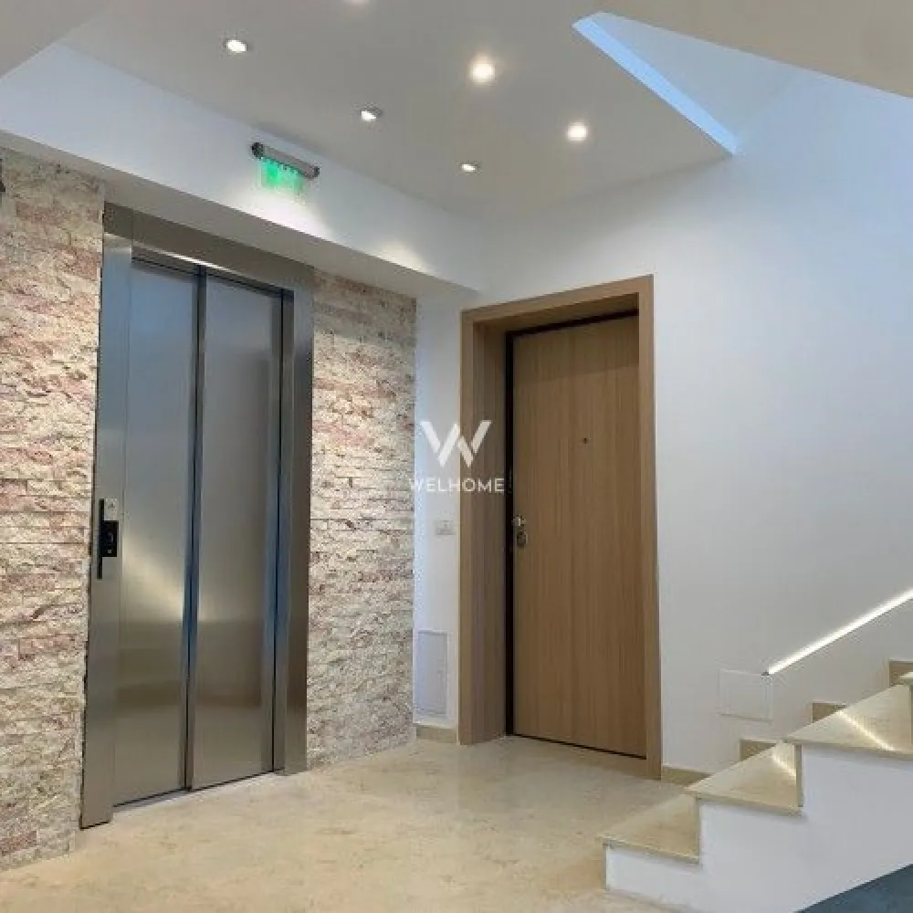 Direct dezvoltator, avans minim 11 800 euro, Sibiu - Proiect deosebit in Sibiu. 
Avans minim 11 800euro!
 Apartament tip garsoniera cu o suprafață totală de 42.11mp din care terasa de 6.18mp disponibil la etaj intermediar poziționat pe SE cu vedere spre munți.

 Posibilitatea de predare La Semifinisat si v-a include:
- Ușă de exterior Porta Doors Agat.
- Centrală termică în condensare și instalație de încălzire în pardoseală cu termostat individual în fiecare cameră.
- Instalația electrică cu prize, întrerupătoare și echipamente Legrand.
- Șapă semi-uscată elicopterizată.
- Tâmplărie PVC Salamander Green Evolution, cu 6 camere și trei foi de sticlă cu feronerie Roto.
- Terasa cu balustradă de sticlă și/sau zidărie de beton/cărămidă, placate cu gresie.
- Instalația de apă și canalizare până la racordurile obiectelor sanitare.
- Sistem de ventilație cu clapetă antiretur în băile fără aerisire naturală.
- Tubulatură de ventilație pentru hota de bucătărie.
- Pregătire instalație aer condiționat.
- Instalație de gaz interioară + mascarea țevii de gaz cu grilaj perforat la nivelul tavanului.
- Videointerfon smart Akuvox cu control din aplicație mobilă.

 Posibilitatea de predare La Cheie si suplimentar v-a include:
- Uși de interior Porta Doors.
- Baie amenajată cu gresie, faianță, obiecte sanitare și baterii ce se pot alege din gamele selectate de la furnizorii parteneri.
- Pardoseala placata cu parchet laminat, SPC, LVT sau triplu stratificat ce se poate alege de la furnizorul partener.

Disponibilitate de locuri de parcare supraterane si subterane, boxa de depozitare.
Compartimentarile se pot modifica dupa preferintele cumparatorului (in limita posibilitatilor tehnice), idei propuse de compartimentare vezi in schite.
Receptie bloc in toamna 2027.
Pozele sunt cu titlul de prezentare al unui apartament finisat La Cheie, poate fi predat exact ca in poze.
 PRET:
56 300euro +tva La Semifinisat cu avans 90%
62 680euro +tva finisat La Cheie cu avans 90%
*Prețul poate sa difere in funcție de avans.

Tel; 0745 99 55 37 Mihai
