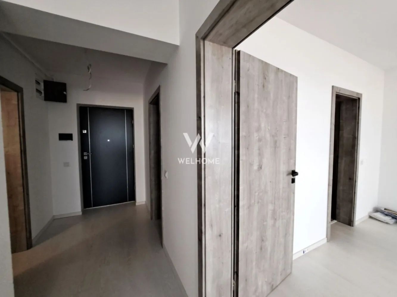 Direct dezvoltator, avans minim 11 800 euro, Sibiu - Proiect deosebit in Sibiu. 
Avans minim 11 800euro!
 Apartament tip garsoniera cu o suprafață totală de 42.11mp din care terasa de 6.18mp disponibil la etaj intermediar poziționat pe SE cu vedere spre munți.

 Posibilitatea de predare La Semifinisat si v-a include:
- Ușă de exterior Porta Doors Agat.
- Centrală termică în condensare și instalație de încălzire în pardoseală cu termostat individual în fiecare cameră.
- Instalația electrică cu prize, întrerupătoare și echipamente Legrand.
- Șapă semi-uscată elicopterizată.
- Tâmplărie PVC Salamander Green Evolution, cu 6 camere și trei foi de sticlă cu feronerie Roto.
- Terasa cu balustradă de sticlă și/sau zidărie de beton/cărămidă, placate cu gresie.
- Instalația de apă și canalizare până la racordurile obiectelor sanitare.
- Sistem de ventilație cu clapetă antiretur în băile fără aerisire naturală.
- Tubulatură de ventilație pentru hota de bucătărie.
- Pregătire instalație aer condiționat.
- Instalație de gaz interioară + mascarea țevii de gaz cu grilaj perforat la nivelul tavanului.
- Videointerfon smart Akuvox cu control din aplicație mobilă.

 Posibilitatea de predare La Cheie si suplimentar v-a include:
- Uși de interior Porta Doors.
- Baie amenajată cu gresie, faianță, obiecte sanitare și baterii ce se pot alege din gamele selectate de la furnizorii parteneri.
- Pardoseala placata cu parchet laminat, SPC, LVT sau triplu stratificat ce se poate alege de la furnizorul partener.

Disponibilitate de locuri de parcare supraterane si subterane, boxa de depozitare.
Compartimentarile se pot modifica dupa preferintele cumparatorului (in limita posibilitatilor tehnice), idei propuse de compartimentare vezi in schite.
Receptie bloc in toamna 2027.
Pozele sunt cu titlul de prezentare al unui apartament finisat La Cheie, poate fi predat exact ca in poze.
 PRET:
56 300euro +tva La Semifinisat cu avans 90%
62 680euro +tva finisat La Cheie cu avans 90%
*Prețul poate sa difere in funcție de avans.

Tel; 0745 99 55 37 Mihai