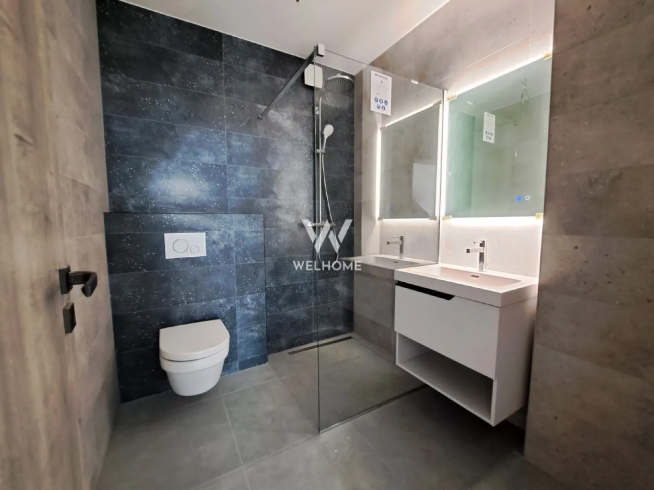 Direct dezvoltator, avans minim 11 800 euro, Sibiu - Proiect deosebit in Sibiu. 
Avans minim 11 800euro!
 Apartament tip garsoniera cu o suprafață totală de 42.11mp din care terasa de 6.18mp disponibil la etaj intermediar poziționat pe SE cu vedere spre munți.

 Posibilitatea de predare La Semifinisat si v-a include:
- Ușă de exterior Porta Doors Agat.
- Centrală termică în condensare și instalație de încălzire în pardoseală cu termostat individual în fiecare cameră.
- Instalația electrică cu prize, întrerupătoare și echipamente Legrand.
- Șapă semi-uscată elicopterizată.
- Tâmplărie PVC Salamander Green Evolution, cu 6 camere și trei foi de sticlă cu feronerie Roto.
- Terasa cu balustradă de sticlă și/sau zidărie de beton/cărămidă, placate cu gresie.
- Instalația de apă și canalizare până la racordurile obiectelor sanitare.
- Sistem de ventilație cu clapetă antiretur în băile fără aerisire naturală.
- Tubulatură de ventilație pentru hota de bucătărie.
- Pregătire instalație aer condiționat.
- Instalație de gaz interioară + mascarea țevii de gaz cu grilaj perforat la nivelul tavanului.
- Videointerfon smart Akuvox cu control din aplicație mobilă.

 Posibilitatea de predare La Cheie si suplimentar v-a include:
- Uși de interior Porta Doors.
- Baie amenajată cu gresie, faianță, obiecte sanitare și baterii ce se pot alege din gamele selectate de la furnizorii parteneri.
- Pardoseala placata cu parchet laminat, SPC, LVT sau triplu stratificat ce se poate alege de la furnizorul partener.

Disponibilitate de locuri de parcare supraterane si subterane, boxa de depozitare.
Compartimentarile se pot modifica dupa preferintele cumparatorului (in limita posibilitatilor tehnice), idei propuse de compartimentare vezi in schite.
Receptie bloc in toamna 2027.
Pozele sunt cu titlul de prezentare al unui apartament finisat La Cheie, poate fi predat exact ca in poze.
 PRET:
56 300euro +tva La Semifinisat cu avans 90%
62 680euro +tva finisat La Cheie cu avans 90%
*Prețul poate sa difere in funcție de avans.

Tel; 0745 99 55 37 Mihai