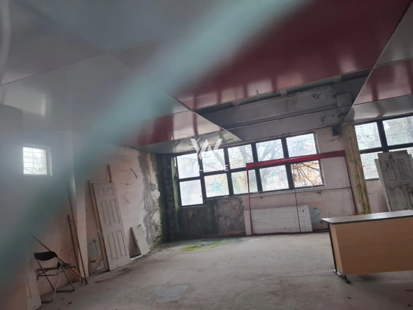 Spatiu industrial compus din doua corpuri in Orlat, central - Sibiu - Va propunem spre vanzare o proprietate industriala compusa din 2 corpuri situat in centrul comunei Orlat, jud. Sibiu

Proprietatea este compusa din:
- Hala 1 cu suprafata de 185 mp
- Hala 2 cu suprafata de 168 mp
- Teren aferent 907 mp
- Platforma betonata

Proprietatea este imprejmuita cu gard si are bransamente la utilitati apa, canaalizare, energie electrica, gaze naturale (in apropiere).

Cladirile necesita lucrari de reparatii.
Nu exista acces TIR, doar 7.5 T.

Pret: 69.000 euro.