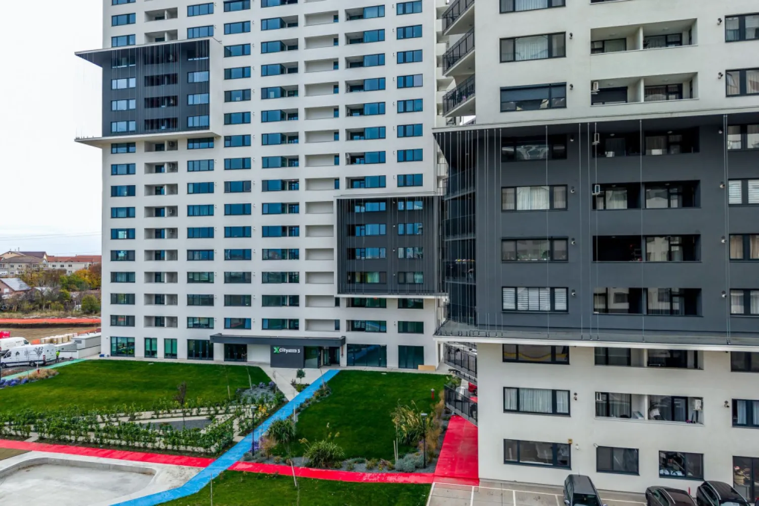 Apartament NOU, cu 3 camere în Timișoara, parcare subterană inclusă - Vă propunem spre vânzare un apartament nou cu 3 camere, spațios și eficient compartimentat, situat în XCity Towers, unul dintre cele mai moderne și bine poziționate ansambluri rezidențiale din Timișoara. Un proiect reper pentru locuirea urbană contemporană, cu accent pe confort, sustenabilitate și valoare pe termen lung.

Apartamentul se vinde direct de la dezvoltator, cu predare în martie 2026, complet finisat la cheie, fiind ideal atât pentru locuire personală, cât și pentru investiție sigură într-o zonă cu cerere ridicată.

Preț: 193.366 € (TVA inclus) | Parcare subterană inclusă în preț
Contact: Sebastian Nica 0722 252 639 

Detalii apartament:
• 3 camere, compartimentare inteligentă
• Suprafață utilă: 82 mp
• Balcon + logie, spații exterioare funcționale
• Living luminos, vitraje mari și expunere excelentă
• Finisaje premium, alese pentru durabilitate și estetică

Dotări și beneficii:
• Încălzire în pardoseală și centrală termică proprie
• Sistem de climatizare modern
• Rolete electrice
• Sistem Smart Home
• Eficiență energetică ridicată, costuri reduse de întreținere
• Materiale și soluții prietenoase cu mediul

Despre ansamblul XCity Towers:
• Arhitectură contemporană și design urban inovator
• Parc privat de aproximativ 6.000 mp, exclusiv pentru rezidenți
• Zone de relaxare și spații dedicate comunității
• Acces rapid către centre comerciale, mijloace de transport, școli și zone verzi
• Ansamblu cu potențial ridicat de apreciere și foarte căutat pentru închiriere

Pentru detalii suplimentare, disponibilitate și programarea unei vizionări: Sebastian Nica – 0722 252 639

Nu dispui de toată suma? Te ajutăm noi gratuit! Îți obținem oferte de la 16 bănci.

Atenție! Imaginile au caracter informativ, preluate din apartamente finalizate și finisate din cadrul complexului!