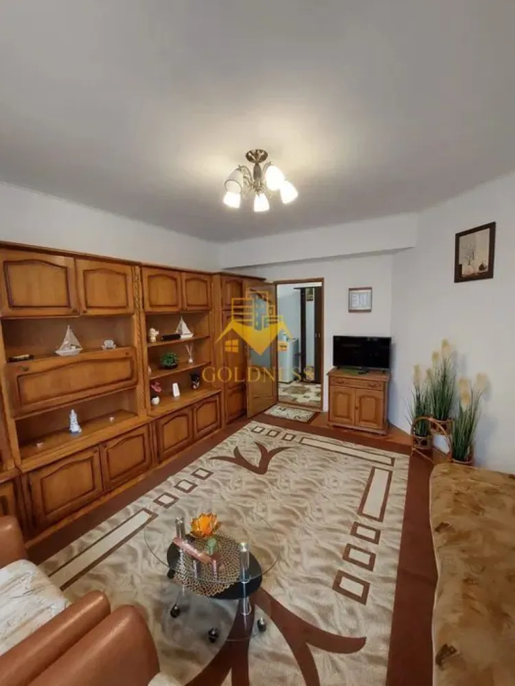 2 Camere, Cartierul Marasti, parcare, Leroy Merlin, Profi - GOLDNESS Imobiliare vă propune spre închiriere un apartament cu 2 camere decomandate,complet mobilat și utilat, la etajul 1 într-un imobil de 1 etaje, în Cartierul Marasti, zona Leroy Merlin.
Dispune de loc de parcare!
Se află în apropierea stațiilor de transport în comun, magazine, restaurante, spații verzi, farmacii, etc. 

Apartamentul este compartimentat astfel:
 - dormitor cu pat matrimonial, dressing, noptiere
 - dormitor, pat single, birou, dressing
 - bucatarie complet utilată și mobilată, loc de servit masa
 - baie cu cadă, calorifer port prosop și dulap pentru depozitare.

Imobilul este dotat cu toate cele necesare- centrală proprie, frigider, aragaz, hotă, mașină de spălat haine, etc. 

Dacă sunteți interesați de acest apartament și doriți să îl vizionați, dar și pentru alte oferte nu ezitați să ne contactați telefonic sau prin e-mail. Vă stăm la dispoziție!
Pentru intermediere se percepe un comision de 50% din prețul chiriei!