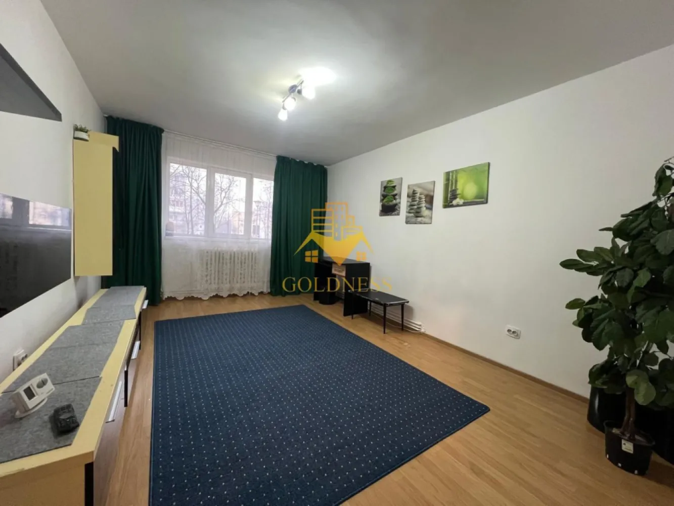 2 camere decomandate, Mehedinti, Zona Campului, Izlazului, Manastur - GOLDNESS Imobiliare vă propune spre vânzare un apartament cu 2 camere decomandate complet mobilat și utilat, la parterul unui imobil de 10 etaje, în Cartierul Manastur.

Se află în apropierea stațiilor de transport în comun, magazine, restaurante, spații verzi, farmacii, etc. 

Apartamentul este compartimentat astfel:
 - dormitor cu pat matrimonial, dressing
 - dormitor 
 - bucatarie complet utilată și mobilată, loc de servit masa 
 - baie cu cada, calorifer port prosop și dulap pentru depozitare
 - 1 camara
 -1 debara
 - boxa la subsol (beci)

Imobilul este dotat cu toate cele necesare- centrală proprie, frigider, aragaz, hotă, mașină de spălat haine, etc. 

Dacă sunteți interesați de acest apartament și doriți să îl vizionați, dar și pentru alte oferte nu ezitați să ne contactați telefonic sau prin e-mail. Vă stăm la dispoziție!
Pentru intermediere se percepe un comision de 2% din prețul vanzarii!
