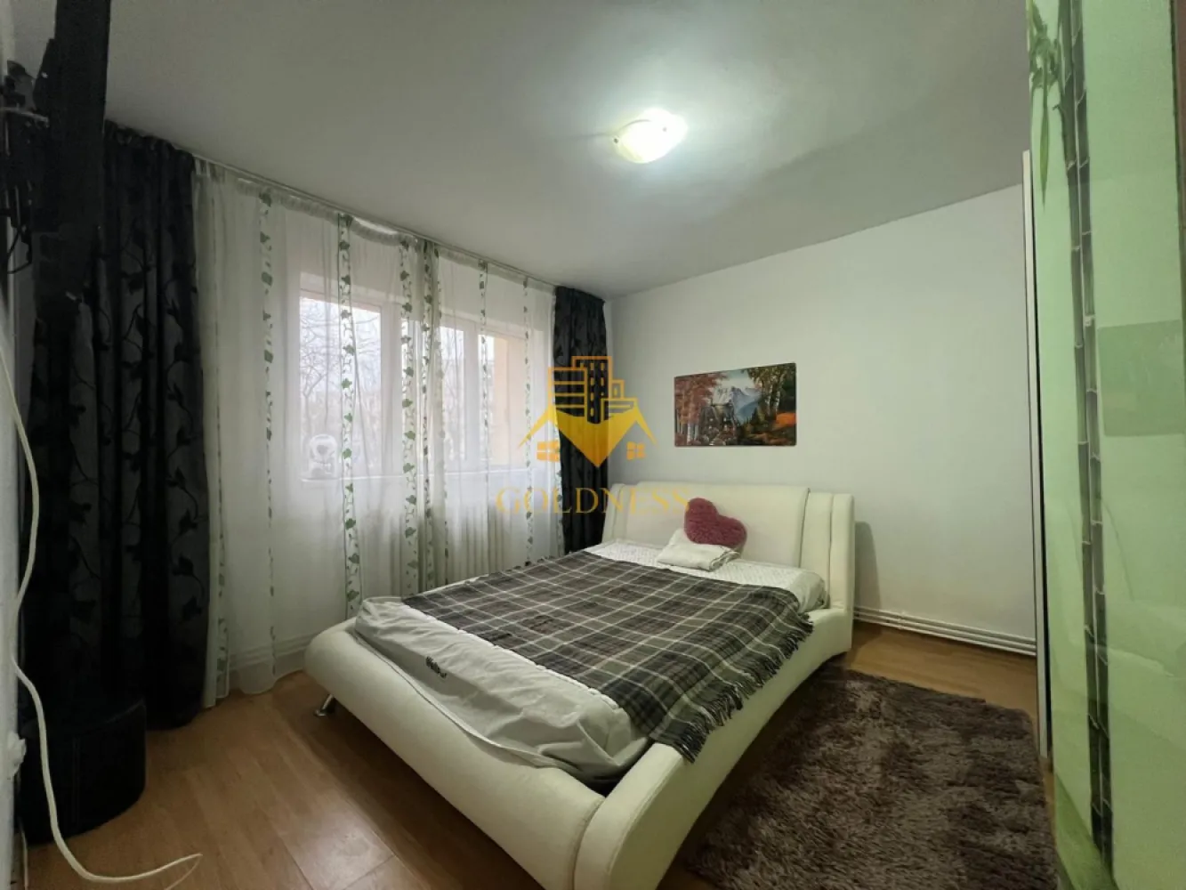 2 camere decomandate, Mehedinti, Zona Campului, Izlazului, Manastur - GOLDNESS Imobiliare vă propune spre vânzare un apartament cu 2 camere decomandate complet mobilat și utilat, la parterul unui imobil de 10 etaje, în Cartierul Manastur.

Se află în apropierea stațiilor de transport în comun, magazine, restaurante, spații verzi, farmacii, etc. 

Apartamentul este compartimentat astfel:
 - dormitor cu pat matrimonial, dressing
 - dormitor 
 - bucatarie complet utilată și mobilată, loc de servit masa 
 - baie cu cada, calorifer port prosop și dulap pentru depozitare
 - 1 camara
 -1 debara
 - boxa la subsol (beci)

Imobilul este dotat cu toate cele necesare- centrală proprie, frigider, aragaz, hotă, mașină de spălat haine, etc. 

Dacă sunteți interesați de acest apartament și doriți să îl vizionați, dar și pentru alte oferte nu ezitați să ne contactați telefonic sau prin e-mail. Vă stăm la dispoziție!
Pentru intermediere se percepe un comision de 2% din prețul vanzarii!