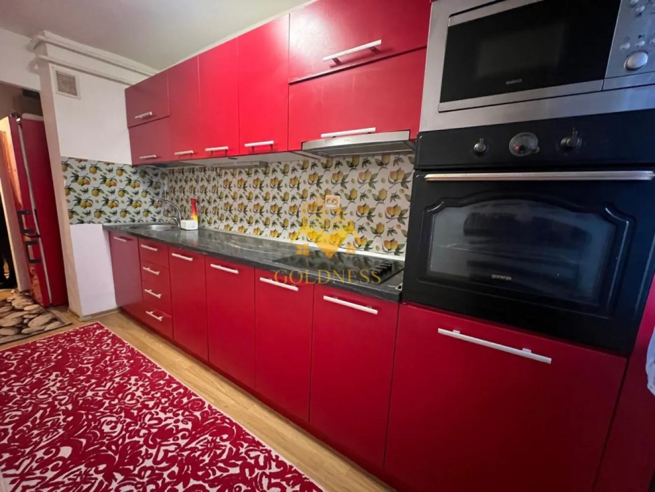 2 camere decomandate, Mehedinti, Zona Campului, Izlazului, Manastur - GOLDNESS Imobiliare vă propune spre vânzare un apartament cu 2 camere decomandate complet mobilat și utilat, la parterul unui imobil de 10 etaje, în Cartierul Manastur.

Se află în apropierea stațiilor de transport în comun, magazine, restaurante, spații verzi, farmacii, etc. 

Apartamentul este compartimentat astfel:
 - dormitor cu pat matrimonial, dressing
 - dormitor 
 - bucatarie complet utilată și mobilată, loc de servit masa 
 - baie cu cada, calorifer port prosop și dulap pentru depozitare
 - 1 camara
 -1 debara
 - boxa la subsol (beci)

Imobilul este dotat cu toate cele necesare- centrală proprie, frigider, aragaz, hotă, mașină de spălat haine, etc. 

Dacă sunteți interesați de acest apartament și doriți să îl vizionați, dar și pentru alte oferte nu ezitați să ne contactați telefonic sau prin e-mail. Vă stăm la dispoziție!
Pentru intermediere se percepe un comision de 2% din prețul vanzarii!