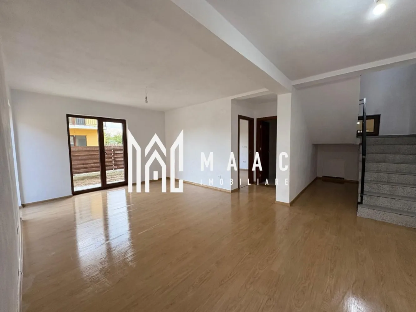 Duplex 3 camere I 2 bai I Balcon I Parcare I Zona Turnisor - MAAC imobiliare va propune spre vanzare un Duplex situat in zona Zavoi-Turnisor.

Locuinta cuprinde: la parter-living, bucatarie inchisa, baie cu geam de aerisire , casa scarii; la etaj-2 dormitoare, baie cu geam, acces la pod, balcon spre care au acces ambele dormitoare.

Placa de beton intre ambele nivele dar si spre pod.

Incalzirea se face cu centrala pe gaz (parter-incalzire in pardoseala; etaj- calorifere).

Acces auto.

Curtea se preda pavata.

Pentru mai multe detalii precizati telefonic ca ati vazut anuntul cu ID:CP2840093
