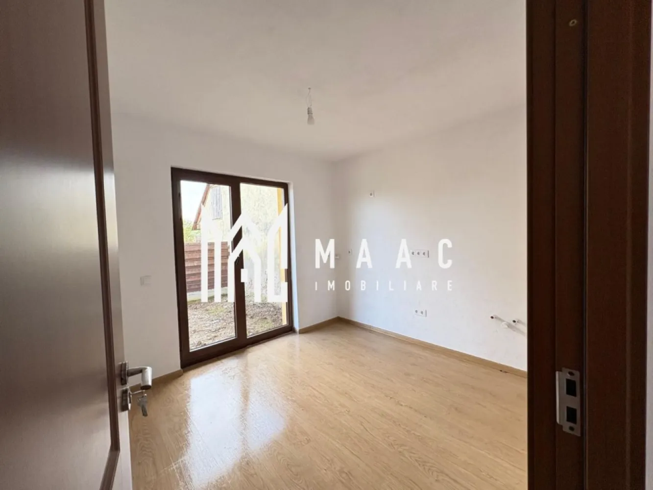 Duplex 3 camere I 2 bai I Balcon I Parcare I Zona Turnisor - MAAC imobiliare va propune spre vanzare un Duplex situat in zona Zavoi-Turnisor.

Locuinta cuprinde: la parter-living, bucatarie inchisa, baie cu geam de aerisire , casa scarii; la etaj-2 dormitoare, baie cu geam, acces la pod, balcon spre care au acces ambele dormitoare.

Placa de beton intre ambele nivele dar si spre pod.

Incalzirea se face cu centrala pe gaz (parter-incalzire in pardoseala; etaj- calorifere).

Acces auto.

Curtea se preda pavata.

Pentru mai multe detalii precizati telefonic ca ati vazut anuntul cu ID:CP2840093
