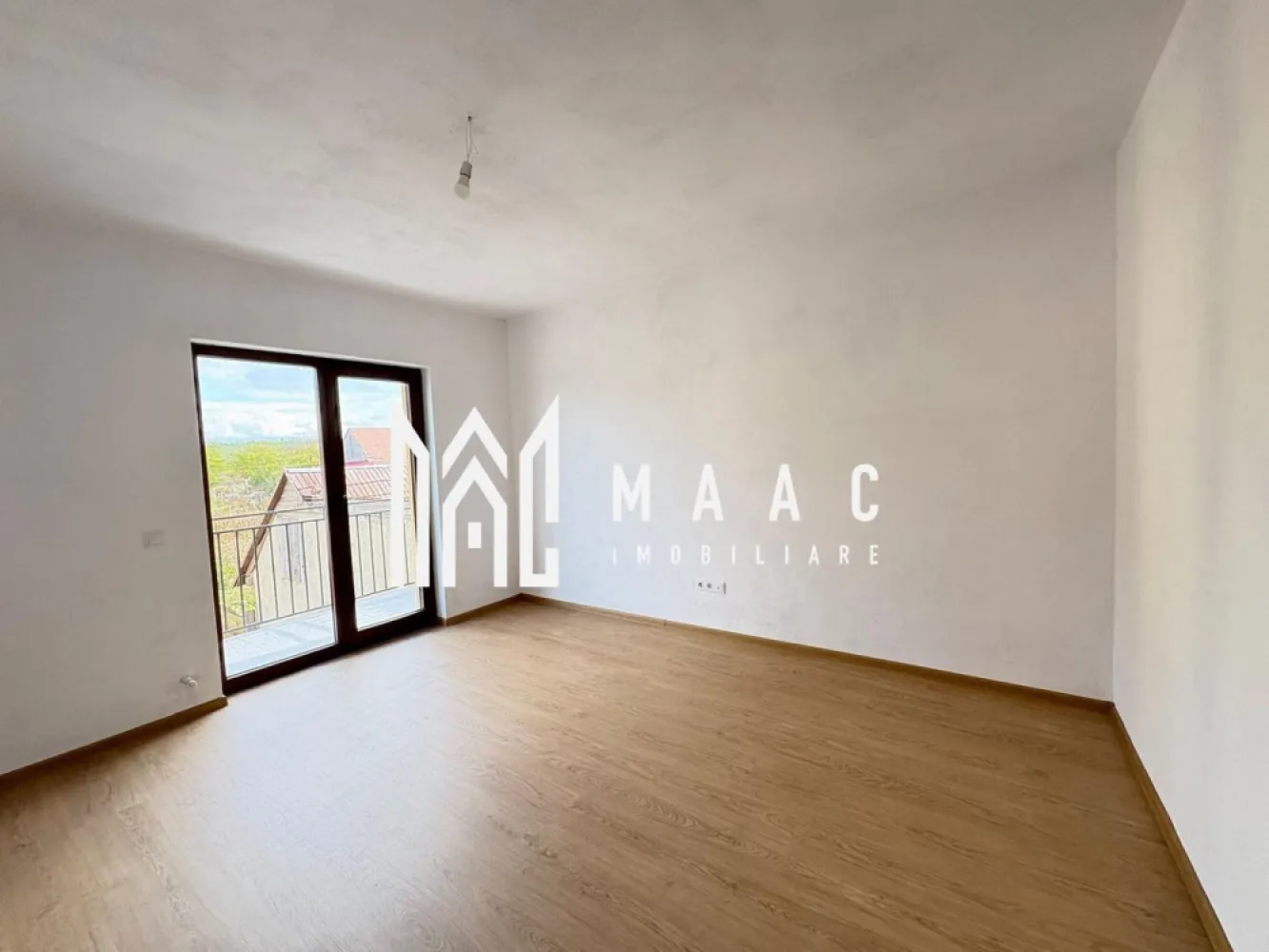 Duplex 3 camere I 2 bai I Balcon I Parcare I Zona Turnisor - MAAC imobiliare va propune spre vanzare un Duplex situat in zona Zavoi-Turnisor.

Locuinta cuprinde: la parter-living, bucatarie inchisa, baie cu geam de aerisire , casa scarii; la etaj-2 dormitoare, baie cu geam, acces la pod, balcon spre care au acces ambele dormitoare.

Placa de beton intre ambele nivele dar si spre pod.

Incalzirea se face cu centrala pe gaz (parter-incalzire in pardoseala; etaj- calorifere).

Acces auto.

Curtea se preda pavata.

Pentru mai multe detalii precizati telefonic ca ati vazut anuntul cu ID:CP2840093