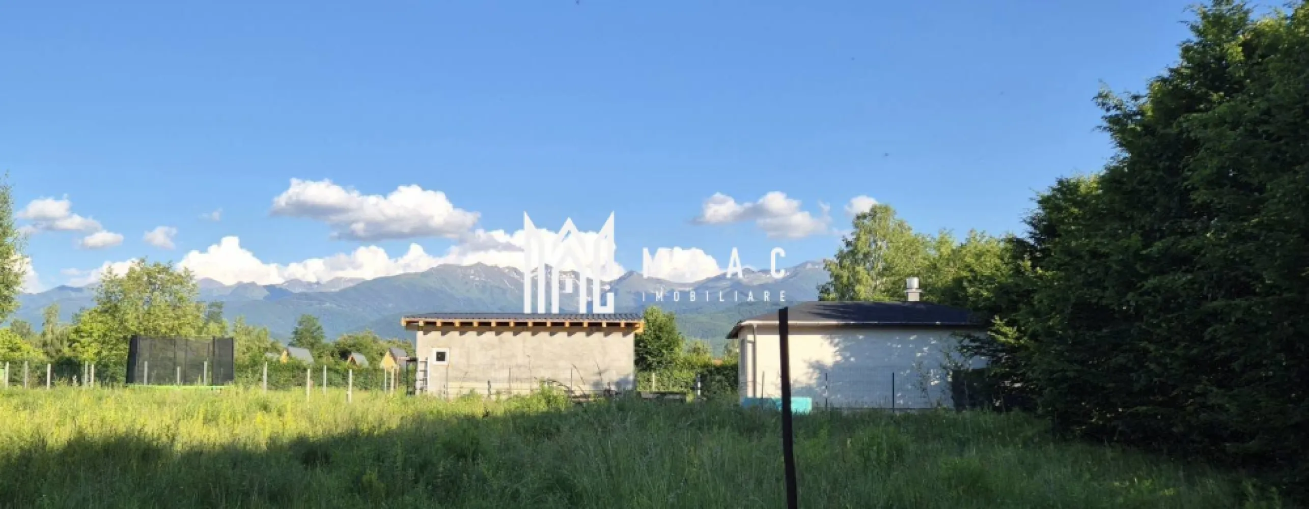 Teren Intravilian I 2000 mp I Valea Avrigului Sibiu - MAAC Imobiliare va ofera spre vânzare **Povestea unei Oaze Ascunse**

În inima pitorească a Văii Avrigului, unde munții își înălță veșnicele cetăți către cer, se ascunde o comoară. Nu una străveche, ci una care așteaptă să prindă viață. Aceasta este povestea unui teren, un petic de pământ de 2000 de metri pătrați, care nu este doar un lot, ci o făgăduială.

Imaginează-ți că te afli aici, în această zonă liniștită și exclusivistă, la doar un pas de eleganta comunitate Private Place Valea Avrigului. Aerul este curat, plin cu mirosul de brad și tăcerea este întreruptă doar de șoaptea vântului. Iar în fața ta se întinde acest teren, cu actele perfect în regulă și o autorizație de construcție care îți șoptește: „Poți începe. Acum.”

Accesul este o promisiune de ușurință – 19 metri de deschidere la drum, un portal larg deschis pentru visele tale, indiferent dacă sosesc cu o mașină de familie sau cu utilaje de construcții.

Dar farmecul adevărat stă în detaliile care transformă un spațiu într-un loc.

**Izvorul Viselor:** În centrul terenului, o fântână recent amenajată curge liniștită. Este mai mult decât o sursă de apă; este inima locului, un simbol al vieții și al purității, care așteaptă să-ți construiești visul, literalmente, nu trebuie decât să aduci cimentul și planurile. Autorizația este valabilă, așteptând să fie pusă în mișcare. Iar zona, în plină ascensiune, este un vecin care îți spune că investiția ta aici nu va rămâne statică; va crește, se va valoriza, în armonie cu dealurile din jur.

Această poveste nu are încă un final. Personajul principal lipsește. Terenul din Valea Avrigului, cu fântâna sa și priveliștea sa spectaculoasă, așteaptă stiloul care va schița următoarele capitole: o casă de vis pentru o familie, cu ferestre spre munți, sau poate primele fundații ale unui proiect rezidențial plin de viață. Povestea este scrisă în acte, în autorizații și în potențialul nemărginit al locului. Acum, rândul tău este să alegi cum se va termina.
Pentru mai multe detalii precizati telefonic ca ati vazut anuntul cu ID CP2948417