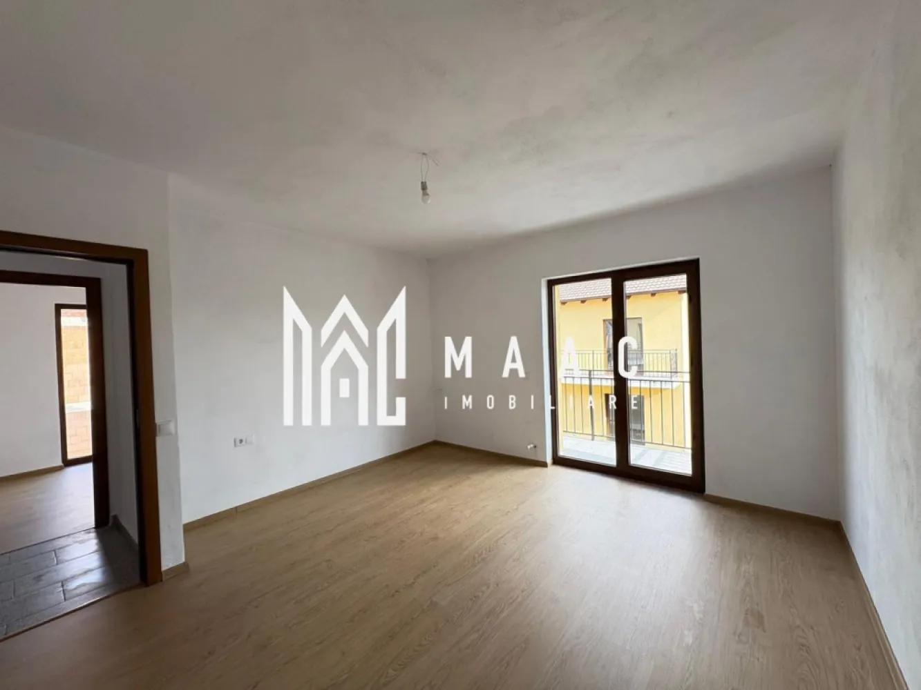 Duplex 3 camere I 2 bai I Balcon I Parcare I Zona Turnisor - MAAC imobiliare va propune spre vanzare un Duplex situat in zona Zavoi-Turnisor.

Locuinta cuprinde: la parter-living, bucatarie inchisa, baie cu geam de aerisire , casa scarii; la etaj-2 dormitoare, baie cu geam, acces la pod, balcon spre care au acces ambele dormitoare.

Placa de beton intre ambele nivele dar si spre pod.

Incalzirea se face cu centrala pe gaz (parter-incalzire in pardoseala; etaj- calorifere).

Acces auto.

Curtea se preda pavata.

Pentru mai multe detalii precizati telefonic ca ati vazut anuntul cu ID:CP2840093