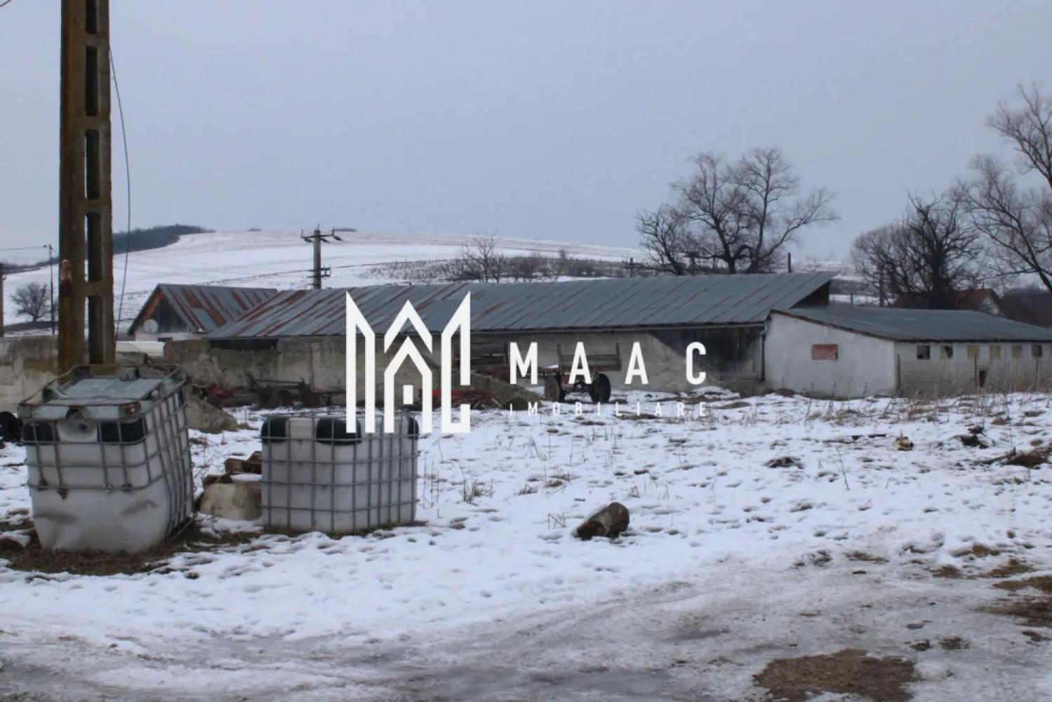 Teren l 8000 mp I Cladiri pe teren I Intravilan I Vurpar - MAAC Imobiliare va ofera o Oportunitate de Aur la Intrarea în Vurpar: Teren Agricol cu Potențial Excepțional

La marginea satului Vurpar, unde câmpia întâlnește prima uliță, se află o piesă de pământ care așteaptă să își scrie un nou capitol. Un teren agricol generos, întins pe 8000 de metri pătrați, vine însoțit de trei martori ai trecutului, construcții care, deși purtă amprenta timpului pe fațadele lor, ascund în scheletul lor o promisiune solidă.

Detalii despre Proprietate:

* Terenul:** Un petic de 8000 mp de pământ roditor, bine orientat și cu sol fertil, ideal pentru culturi tradiționale, pomicultură sau chiar o fermă mică. Accesul direct la drumul principal asigură o logistică fără bătăi de cap.
* Construcțiile (cu Potențial Imens):** Pe acest teren stau trei structuri care povestesc istorie, dar visează la viitor. Proprietarul deține 30% din fiecare, oferind o oportunitate unică de co-proprietate și renovare:
 * Clădirea Principală (~530 mp):** O structură spațioasă, cu osatura puternică. Poate fi transformată cu investiții moderate într-un depozit funcțional, hale pentru prelucrare agricolă, ateliere sau spații comerciale.
 * Fânarul (~108 mp):** Perfect pentru depozitarea de utilaje, materiale sau ca spațiu auxiliar.
 * Silozul (~90 mp):** O structură specializată, ideală pentru stocarea cerealelor sau a altor produse agricole, oferind o funcționalitate de neînlocuit pentru o afacere agro.
* Utilități: Proprietatea beneficiază de toate conexiunile necesare: curent trifazic, apă și canalizare, eliminând una dintre cele mai mari provocări ale unui proiect nou.

De Ce Este Această Oportunitate Specială?
1. Locație Strategică: Poziționat la intrarea în localitatea Vurpar, terenul este primul lucru pe care îl văd vizitatorii și potențialii clienți. Este un punct de reper și o pancartă de reclamă naturală.
2. Potențial Ridicat de Valorificare: Combinația dintre terenul agricol productiv și structurile renovabile deschide o paletă largă de posibilități: de la o fermă modernă cu procesare proprie, la un centru de depozitare și distribuție, până la un complex de agroturism sau spații de retail pentru produse locale.
3. Excelent pentru Investiții: Pentru investitorul cu viziune, acesta este un pachet complet. Costul de achiziție este atractiv, iar investiția în renovarea construcțiilor poate genera o valoare adăugată semnificativă, într-o zonă cu potențial de creștere.
4. Baza Este Acoperită: Prezența utilităților esențiale economisește timp, bani și bătăi de cap, permițând concentrarea directă asupra proiectului de business sau de renovare.
Pentru Cine?
* Antreprenorii agricoli care doresc să-și extindă sau să-și înceapă afacerea 

Nu ratați ocazia de a investi în această proprietate cu un potențial fantastic! Pentru mai multe detalii sau pentru a programa o vizionare, nu ezitați să ne contactați Pentru mai multe detalii precizati telefonic ca ati vazut anuntul cu ID CP2887007.