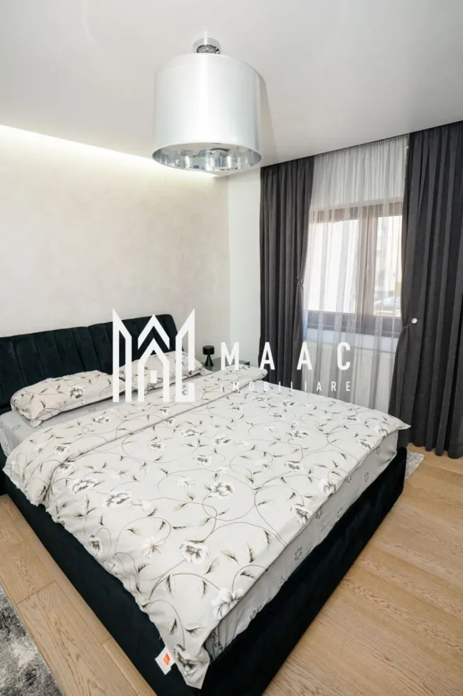 Apartament 2 camere Blevard | Etaj 1 - Apartament 2 camere | Prima închiriere | Modern | Parcare inclusă | Bd. Dem Rădulescu ID anunț: CP2948499 Locație: Bulevardul Dem Rădulescu Etaj: 1 Loc de parcare exterior inclus MAAC Imobiliare vă propune spre închiriere un apartament deosebit cu 2 camere, situat la etajul 1, într-o zonă foarte apreciată a orașului – Bulevardul Dem Rădulescu. Prima închiriere! Apartamentul tocmai a fost renovat complet și amenajat cu mult bun gust, folosind doar materiale și finisaje de calitate superioară. Compartimentare: Living generos cu bucătărie open space Dormitor luminos Baie modernă Terasă superbă, cu vedere directă spre bulevard Dotări și beneficii: ✔ Mobilier premium ✔ Bucătărie realizată pe comandă ✔ Dressinguri și multiple spații de depozitare ✔ Vopsea decorativă ✔ Centrală termică proprie ✔ Aer condiționat ✔ Loc de parcare exterior inclus Apartamentul impresionează prin designul modern, luminozitate și atenția la detalii. Este ideal pentru o persoană sau un cuplu care își dorește confort, stil și o locație excelentă. Proprietarul nu dorește chiriași cu copii sau animale de companie. Pentru mai multe detalii sau pentru programarea unei vizionări, vă rugăm să contactați MAAC Imobiliare.