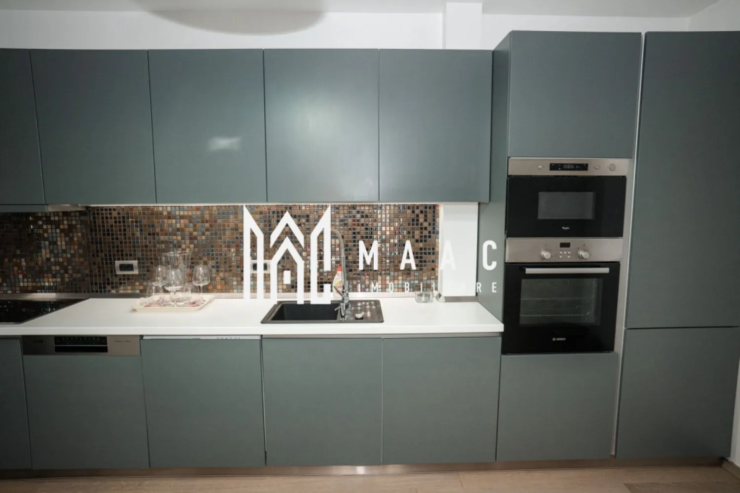 Apartament 2 camere Blevard | Etaj 1 - Apartament 2 camere | Prima închiriere | Modern | Parcare inclusă | Bd. Dem Rădulescu ID anunț: CP2948499 Locație: Bulevardul Dem Rădulescu Etaj: 1 Loc de parcare exterior inclus MAAC Imobiliare vă propune spre închiriere un apartament deosebit cu 2 camere, situat la etajul 1, într-o zonă foarte apreciată a orașului – Bulevardul Dem Rădulescu. Prima închiriere! Apartamentul tocmai a fost renovat complet și amenajat cu mult bun gust, folosind doar materiale și finisaje de calitate superioară. Compartimentare: Living generos cu bucătărie open space Dormitor luminos Baie modernă Terasă superbă, cu vedere directă spre bulevard Dotări și beneficii: ✔ Mobilier premium ✔ Bucătărie realizată pe comandă ✔ Dressinguri și multiple spații de depozitare ✔ Vopsea decorativă ✔ Centrală termică proprie ✔ Aer condiționat ✔ Loc de parcare exterior inclus Apartamentul impresionează prin designul modern, luminozitate și atenția la detalii. Este ideal pentru o persoană sau un cuplu care își dorește confort, stil și o locație excelentă. Proprietarul nu dorește chiriași cu copii sau animale de companie. Pentru mai multe detalii sau pentru programarea unei vizionări, vă rugăm să contactați MAAC Imobiliare.
