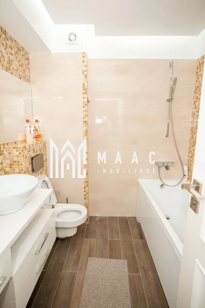 Apartament 2 camere Blevard | Etaj 1 - Apartament 2 camere | Prima închiriere | Modern | Parcare inclusă | Bd. Dem Rădulescu ID anunț: CP2948499 Locație: Bulevardul Dem Rădulescu Etaj: 1 Loc de parcare exterior inclus MAAC Imobiliare vă propune spre închiriere un apartament deosebit cu 2 camere, situat la etajul 1, într-o zonă foarte apreciată a orașului – Bulevardul Dem Rădulescu. Prima închiriere! Apartamentul tocmai a fost renovat complet și amenajat cu mult bun gust, folosind doar materiale și finisaje de calitate superioară. Compartimentare: Living generos cu bucătărie open space Dormitor luminos Baie modernă Terasă superbă, cu vedere directă spre bulevard Dotări și beneficii: ✔ Mobilier premium ✔ Bucătărie realizată pe comandă ✔ Dressinguri și multiple spații de depozitare ✔ Vopsea decorativă ✔ Centrală termică proprie ✔ Aer condiționat ✔ Loc de parcare exterior inclus Apartamentul impresionează prin designul modern, luminozitate și atenția la detalii. Este ideal pentru o persoană sau un cuplu care își dorește confort, stil și o locație excelentă. Proprietarul nu dorește chiriași cu copii sau animale de companie. Pentru mai multe detalii sau pentru programarea unei vizionări, vă rugăm să contactați MAAC Imobiliare.