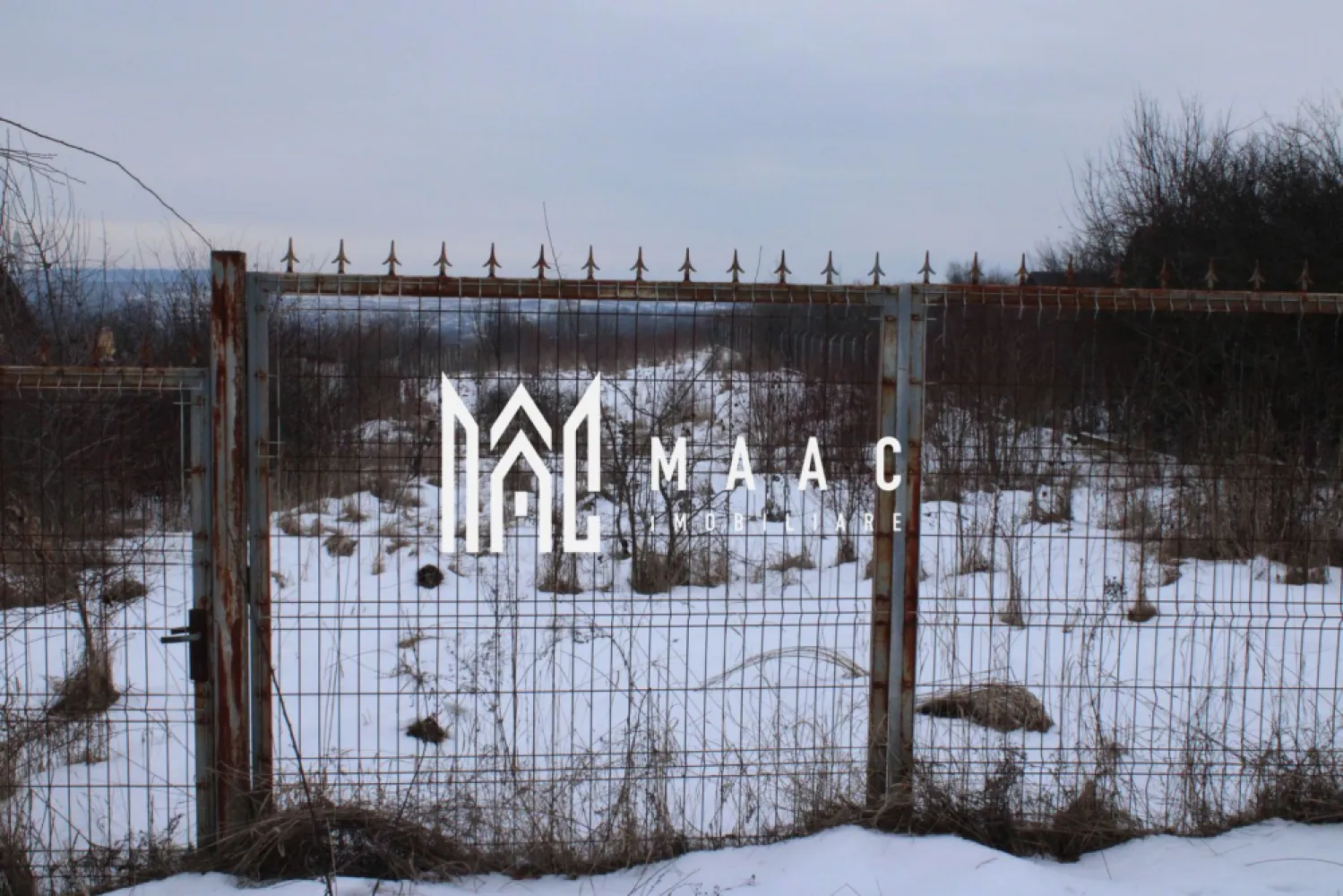 Teren de vanzare Roșia I Daia I Împrejmuit I - MAAC Imobiliare vă oferă teren de vânzare în Daia – Întemeiază-ți visul!

Căutați locul perfect pentru a vă construi casa visurilor sau pentru o investiție sigură? Avem plăcerea să vă prezentăm un teren excepțional, situat în localitatea pitorească și liniștită Daia, o zonă rezidențială în plină ascensiune.

Detalii despre proprietate:
* Amplasare privilegiată: Terenul este situat într-un cartier rezidențial modern și în dezvoltare, cu acces facil la principalele drumuri, magazine, școli și alte facilități comunitare. Bucurați-vă de liniște, dar cu toate avantajele vieții la îndemână.
* Suprafață generoasă: Parcela oferă o suprafață spațioasă, perfect echilibrată, care permite o planificare flexibilă. Este ideală atât pentru construcția unei locuințe familiale confortabile, cu grădină și spații de relaxare, cât și pentru un proiect de investiție imobiliară.
* Împrejmuire completă: Proprietatea este complet împrejmuită, asigurându-vă intimitatea, securitatea și delimitarea clară a spațiului dumneavoastră.
* Fântână forată funcțională: Terenul beneficiază de o fântână forată proprie, cu debit de apă proaspătă și de calitate, suficient pentru consumul unei familii, oferind independență și un avantaj practic considerabil.

Beneficii cheie:
* Oportunitate pentru familie: Este cadrul ideal pentru a vă întemeia o casă într-un mediu sănătos, liniștit și prietenos.
* Investiție inteligentă: Daia este o localitate în continuă dezvoltare, ceea ce asigură o apreciere constantă a valorii terenurilor. Achiziționarea acum reprezintă o investiție solidă pentru viitor.
* Baza perfectă pentru construcție: Terenul este pregătit pentru a primi fundația casei dumneavoastră, eliminând preocupări legate de utilități esențiale.

Acest teren reunește toate ingredientele pentru a transforma un vis în realitate. Numărul de astfel de oportunități este limitat.

Pentru informații suplimentare, detalii precise despre suprafață și preț, sau pentru a programa o vizionare directă a terenului, nu ezitați să ne contactați.
Pentru mai multe detalii precizati telefonic ca ati vazut anuntul cu ID CP2887060