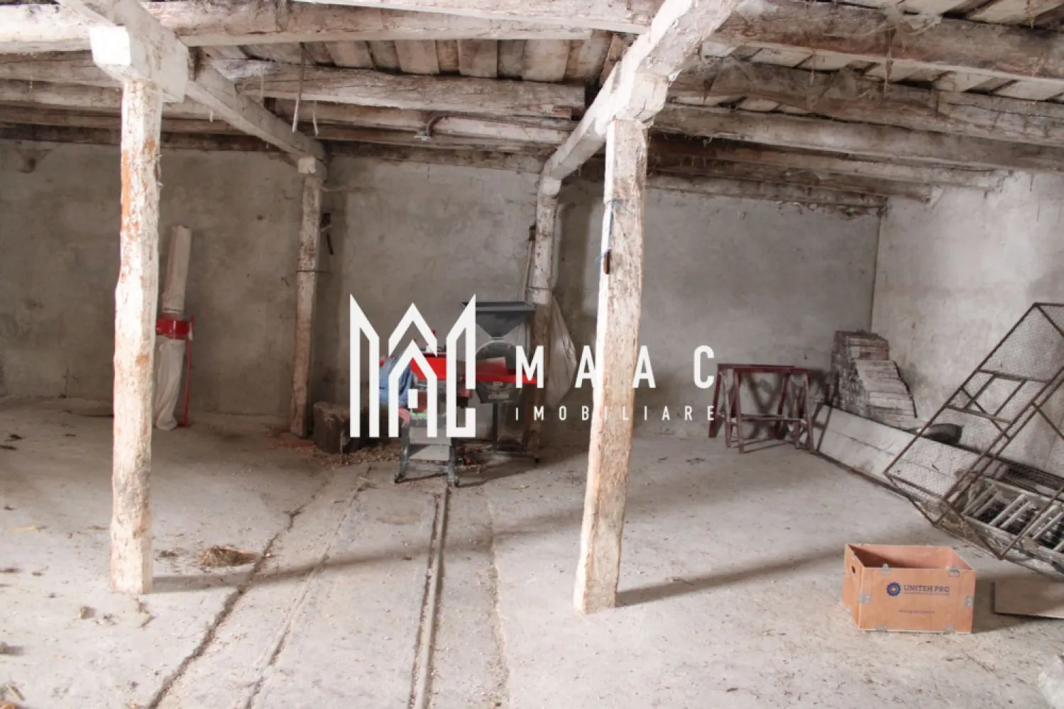 Fermă agricola funcțională de vanzare I Vurpar - MAAC Imobiliare va ofera o Oportunitate de Aur la Intrarea în Vurpar

Se oferă spre vânzare o fermă funcțională, situată la intrarea în localitatea Vurpar, o pereche rară de teren și infrastructură, perfectă pentru cei care visează la o viață legată de pământ sau la o afacere stabilă în agricultură.

Detalii despre proprietate:
Această fermă, deja în folosință, vine cu tot ce ai nevoie pentru a începe sau a extinde o activitate agricolă:
* Teren extins: Un lot generos de 10.065 de metri pătrați, oferind spațiu amplu pentru culturi, pășuni sau planuri de viitor.
* Grajd spațios: O construcție solidă, acoperind 1.000 mp, ideală pentru creșterea animalelor (bovine, ovine, cabaline) sau pentru depozitarea utilajelor și a furajelor.
* Magazie utilă: O structură auxiliară de 200 mp**, perfectă pentru depozitarea recoltelor, a uneltelor sau ca atelier.

De ce această fermă este alegerea potrivită?
* Locație privilegiată: Poziționată la intrarea în Vurpar, beneficiați de acces ușor și vizibilitate, în timp ce vă bucurați de liniștea mediului rural.
* Infrastructură pregătită: Ferma este operațională. Economisiți timp și resurse, evitând investițiile inițiale mari în construcții. Puteți prelua activitatea aproape imediat.
* Versatilitate maximă:*Spațiul și clădirile se pretează la o multitudine de utilizări: de la creșterea animalelor și agricultură, până la horticultură, pomicultură sau chiar afaceri agro-turistice.
* Investiție sigură: Pământul și agricultura reprezintă întotdeauna valori solide. Această fermă oferă stabilitate și un potențial real de dezvoltare și creștere a valorii în timp.
utilajele disponibile contracost

Nu lăsați această șansă să vă scape!
Aceasta este mai mult decât o simplă parcelă; este o bază pentru o viață nouă sau o afacere prosperă. Pentru informații detaliate, discuții despre preț sau pentru a programa o vizită la fața locului și a vedea potențialul cu ochii voștri, nu ezitați să ne contactați.
Contactați-ne chiar astăzi pentru a transforma această oportunitate în realitatea dumneavoastră!
Pentru mai multe detalii precizati telefonic ca ati vazut anuntul cu ID CP2887025.
170.00 euro - fara utilaje
utilaje se discuta 

10 hectare de pamant - agricol 
doar impreuna 
7.000 euro hectarul 
= 70.000 euro

fara ferma - doar pamantul 

totul este la un loc