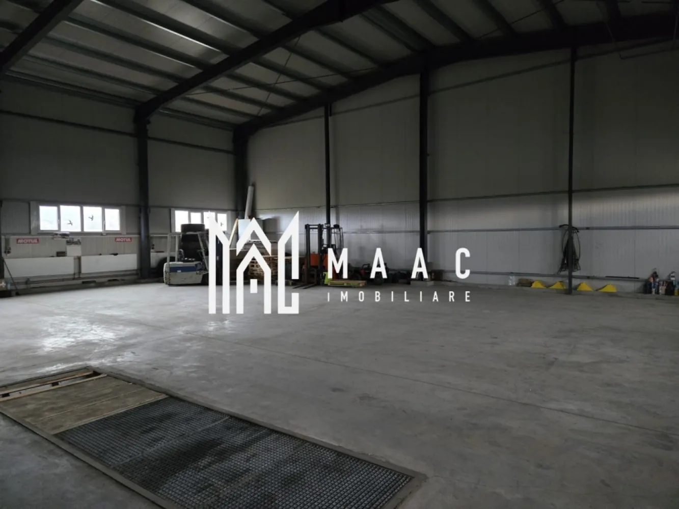 Hală cu Birouri și Teren 12.000 mp I De Vânzare I Bradu I Sibiu - MAAC Imobiliare oferă spre vanzare un imobil industrial situat în Bradu, județul Sibiu, ideal pentru activități logistice, depozitare, producție, service auto sau firme cu flotă. Proprietatea beneficiază de acces excelent și un teren foarte generos.

Date tehnice ale proprietății:
Teren: 12.000 mp
Deschidere la strada principală: 140 ml
Suprafață utilă totală: 448 mp, împărțită în:
C1: 81,4 mp utili
C2: 366,2 mp utili, din care 277 mp destinați garajelor

Facilități existente:
Birouri amenajate
Camere de odihnă pentru personal
Bucătărie
Băi
Garaje/zone tehnice de 277 mp, potrivite pentru service, depozitare sau parcări acoperite

Avantaje:
Teren extins, potrivit pentru parcări, depozitare exterioară sau dezvoltări ulterioare
Acces excelent pentru vehicule mari
Vizibilitate foarte bună, datorită deschiderii mari la drum
Spațiu pregătit pentru operare imediată

Pentru detalii suplimentare, consultanță sau programarea unei vizionări, va rugăm să ne contactati specificand ID: CP2839997.