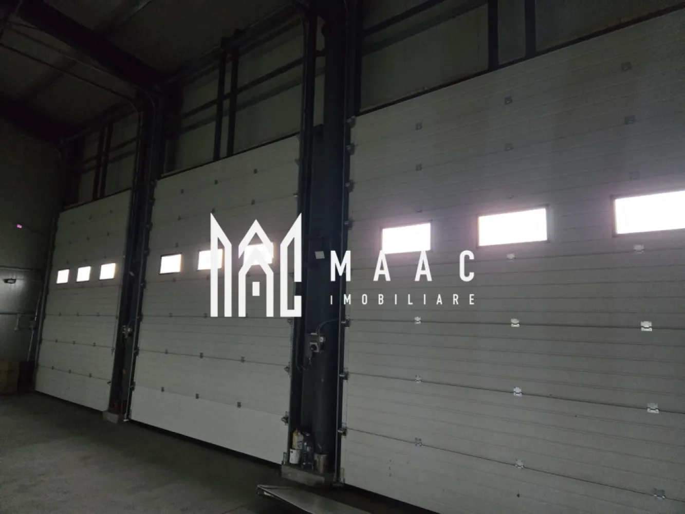Hală cu Birouri și Teren 12.000 mp I De Vânzare I Bradu I Sibiu - MAAC Imobiliare oferă spre vanzare un imobil industrial situat în Bradu, județul Sibiu, ideal pentru activități logistice, depozitare, producție, service auto sau firme cu flotă. Proprietatea beneficiază de acces excelent și un teren foarte generos.

Date tehnice ale proprietății:
Teren: 12.000 mp
Deschidere la strada principală: 140 ml
Suprafață utilă totală: 448 mp, împărțită în:
C1: 81,4 mp utili
C2: 366,2 mp utili, din care 277 mp destinați garajelor

Facilități existente:
Birouri amenajate
Camere de odihnă pentru personal
Bucătărie
Băi
Garaje/zone tehnice de 277 mp, potrivite pentru service, depozitare sau parcări acoperite

Avantaje:
Teren extins, potrivit pentru parcări, depozitare exterioară sau dezvoltări ulterioare
Acces excelent pentru vehicule mari
Vizibilitate foarte bună, datorită deschiderii mari la drum
Spațiu pregătit pentru operare imediată

Pentru detalii suplimentare, consultanță sau programarea unei vizionări, va rugăm să ne contactati specificand ID: CP2839997.